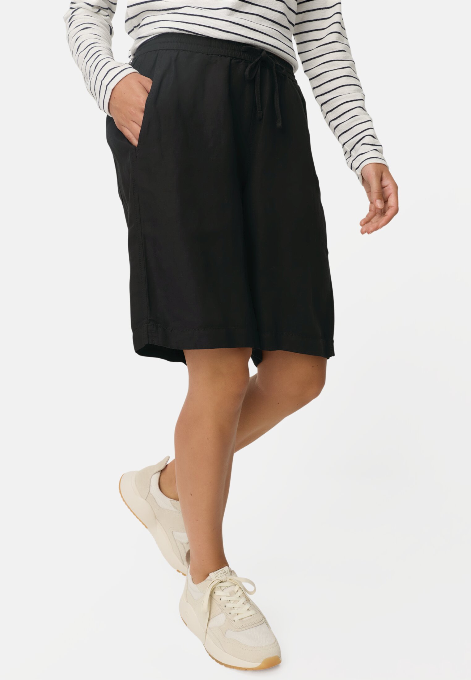 Damen Bermuda Shorts mit Tunnelzug Kaviar getragen emotional