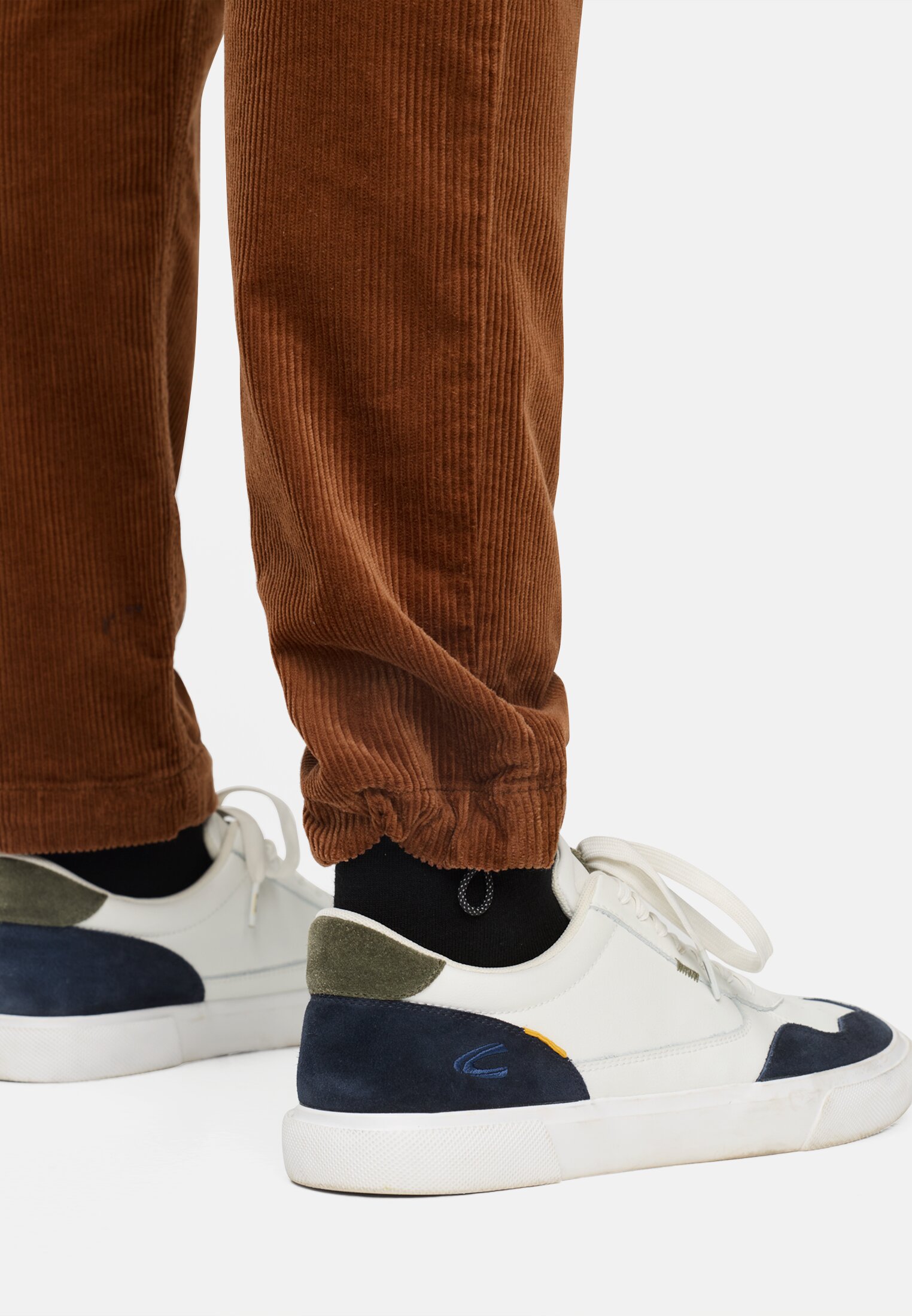 Men Regular fit corduroy chino trousers Cinnamon worn detail close