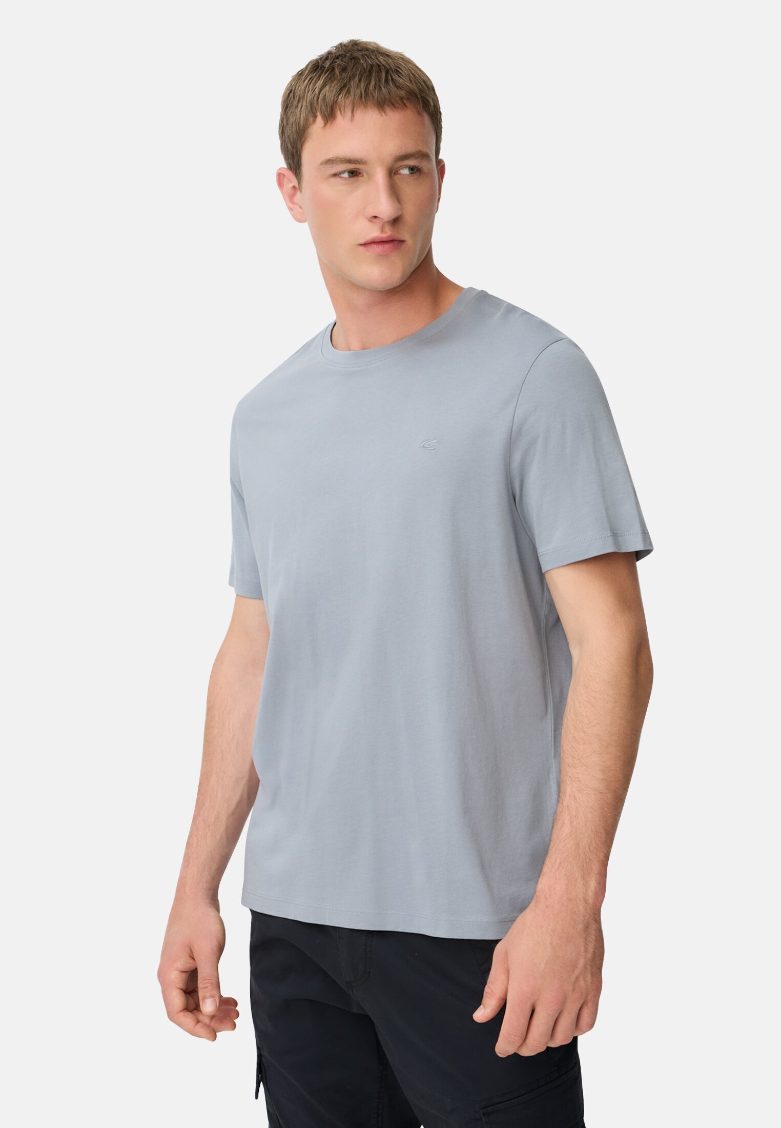Herren Henley Shirt aus reiner Baumwolle mit Knopfleiste Steinblau getragen vorn