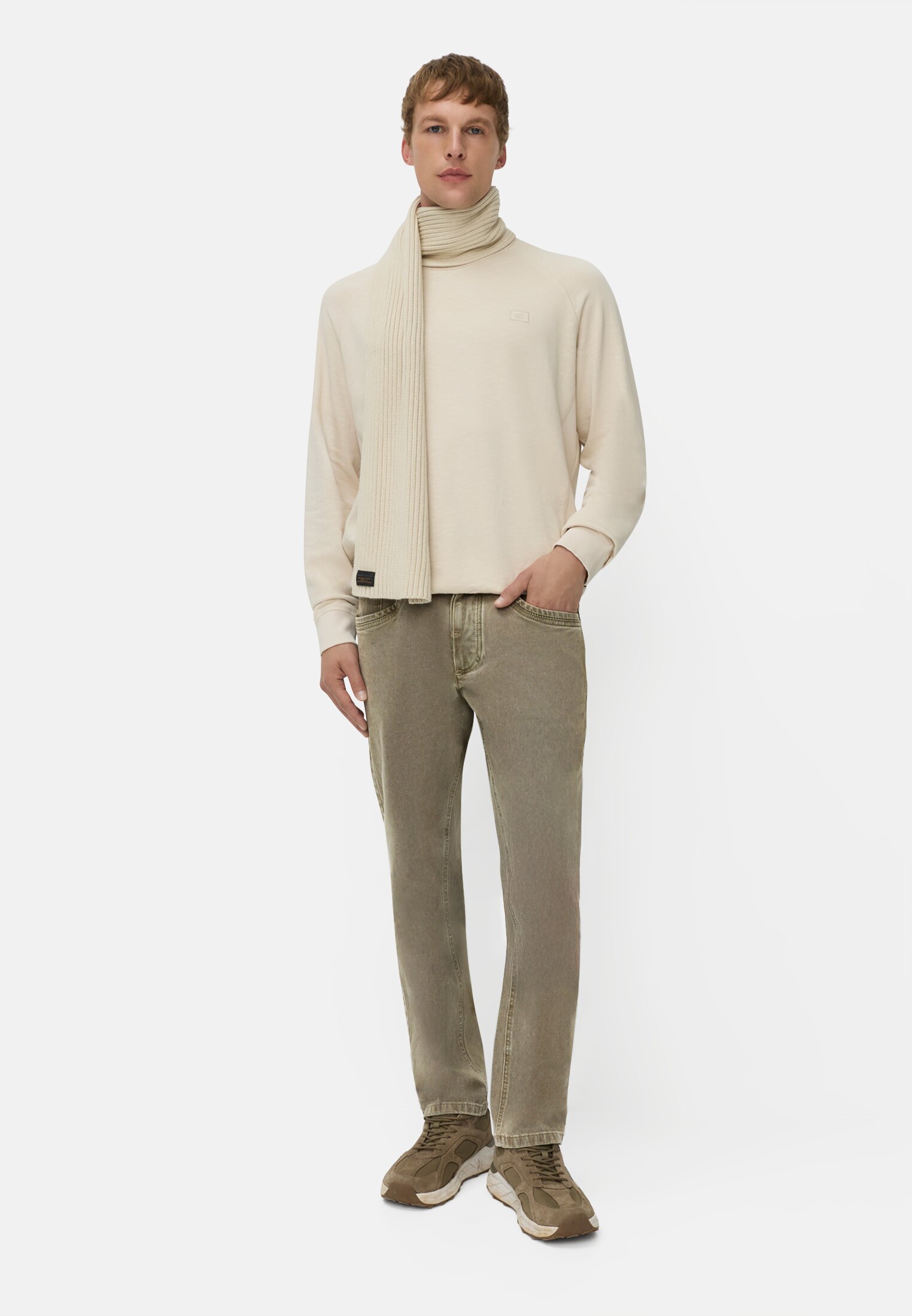 Heren 5-Pocket Relaxed Fit Broek gemaakt van een katoen mix Khaki gedragen voor lichaam compleet 