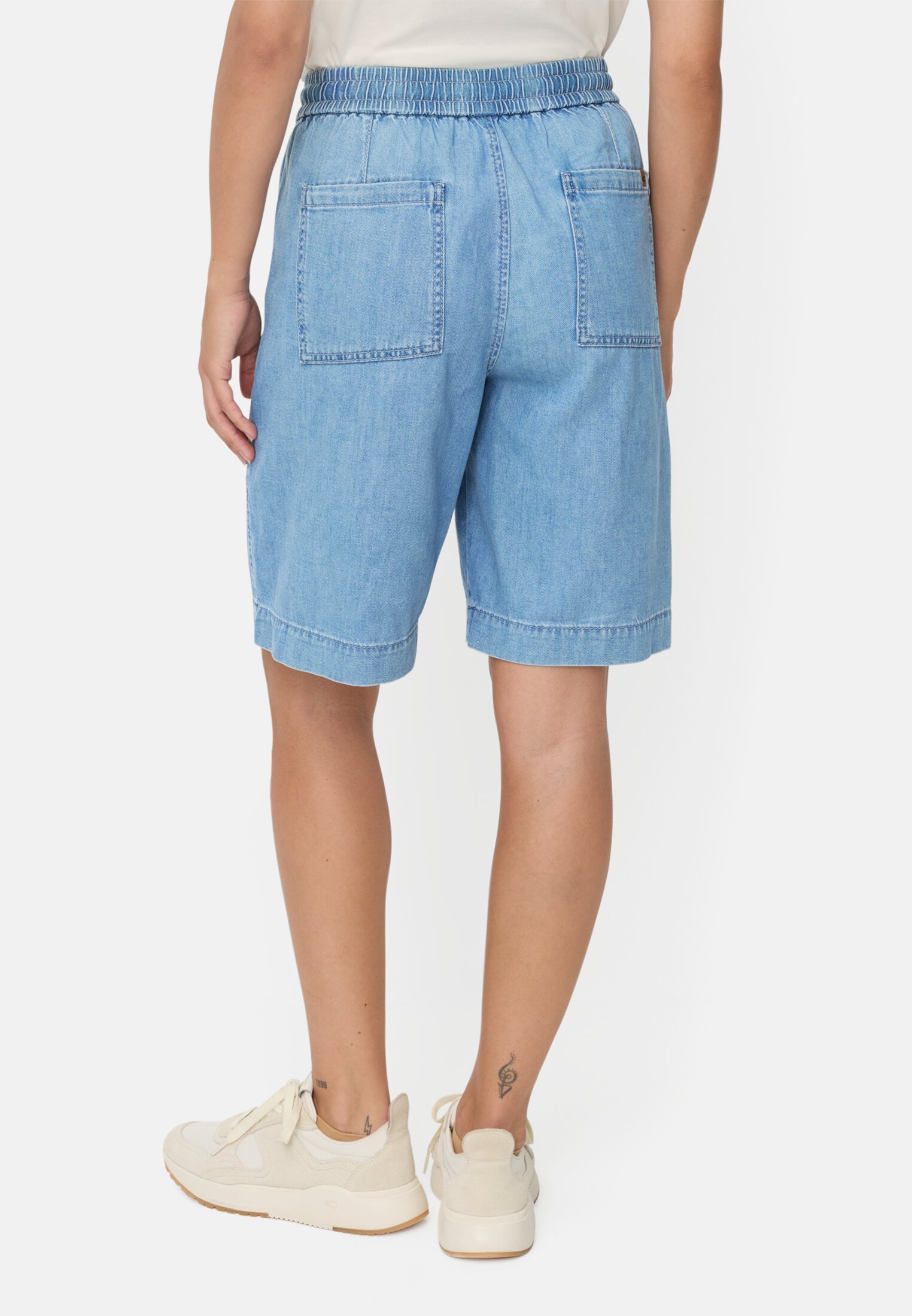 Women Bermuda shorts with a drawstring Light Blue worn back