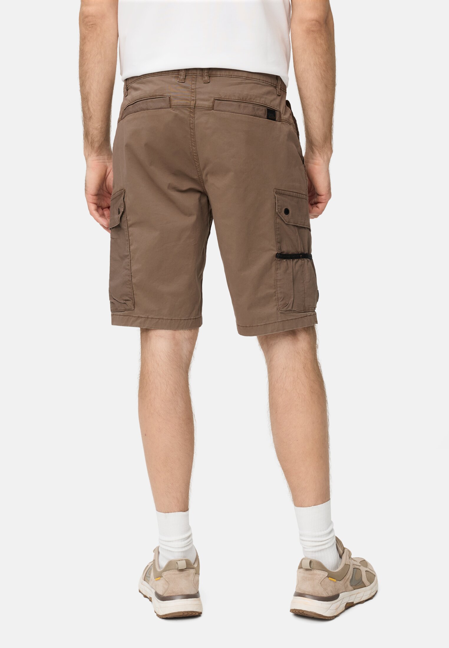 Herren Bermuda Shorts mit Cargo-Taschen Schlammbraun getragen hinten