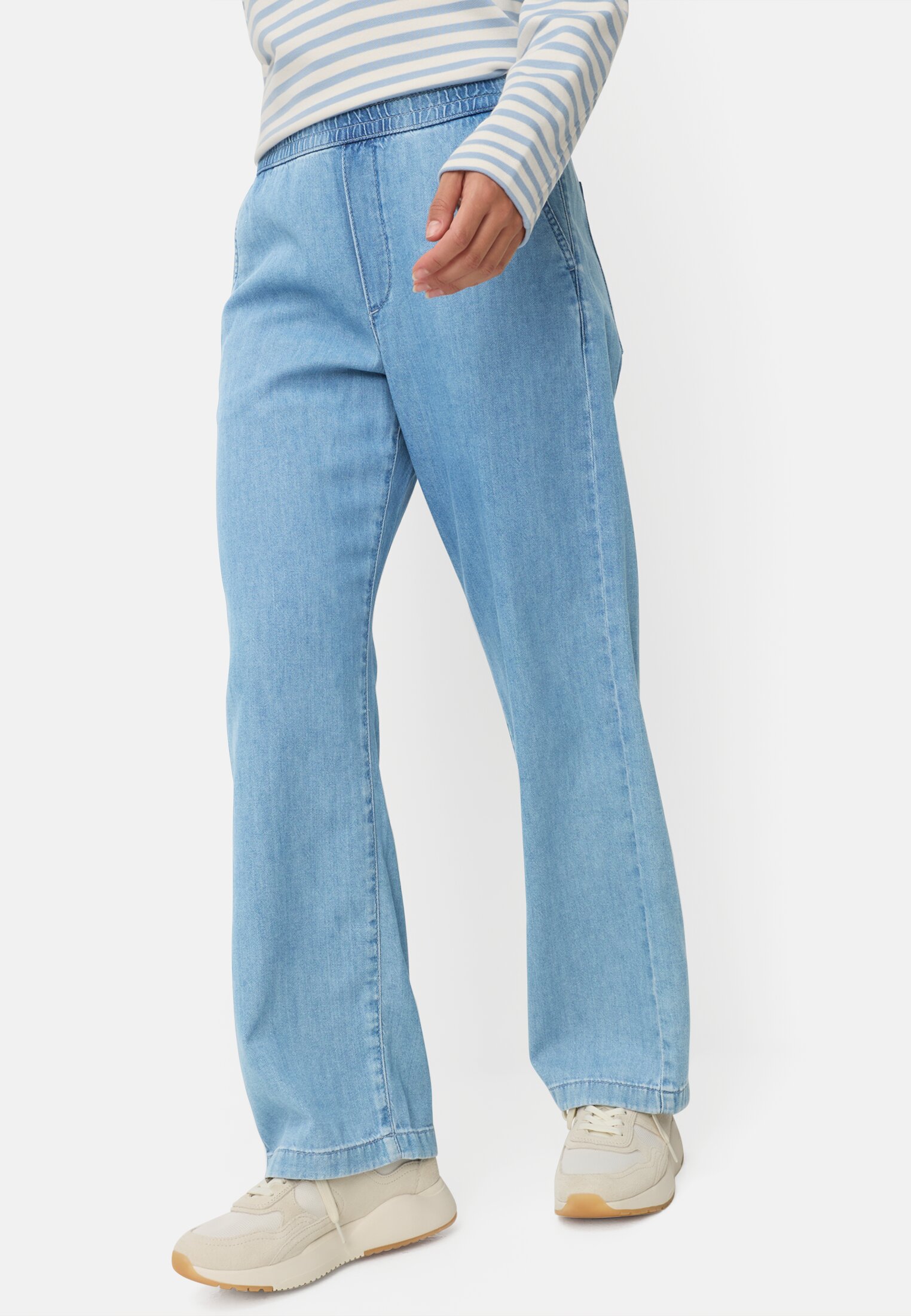 Damen Denim Hose aus einem Baumwollmix Hellblau getragen emotional