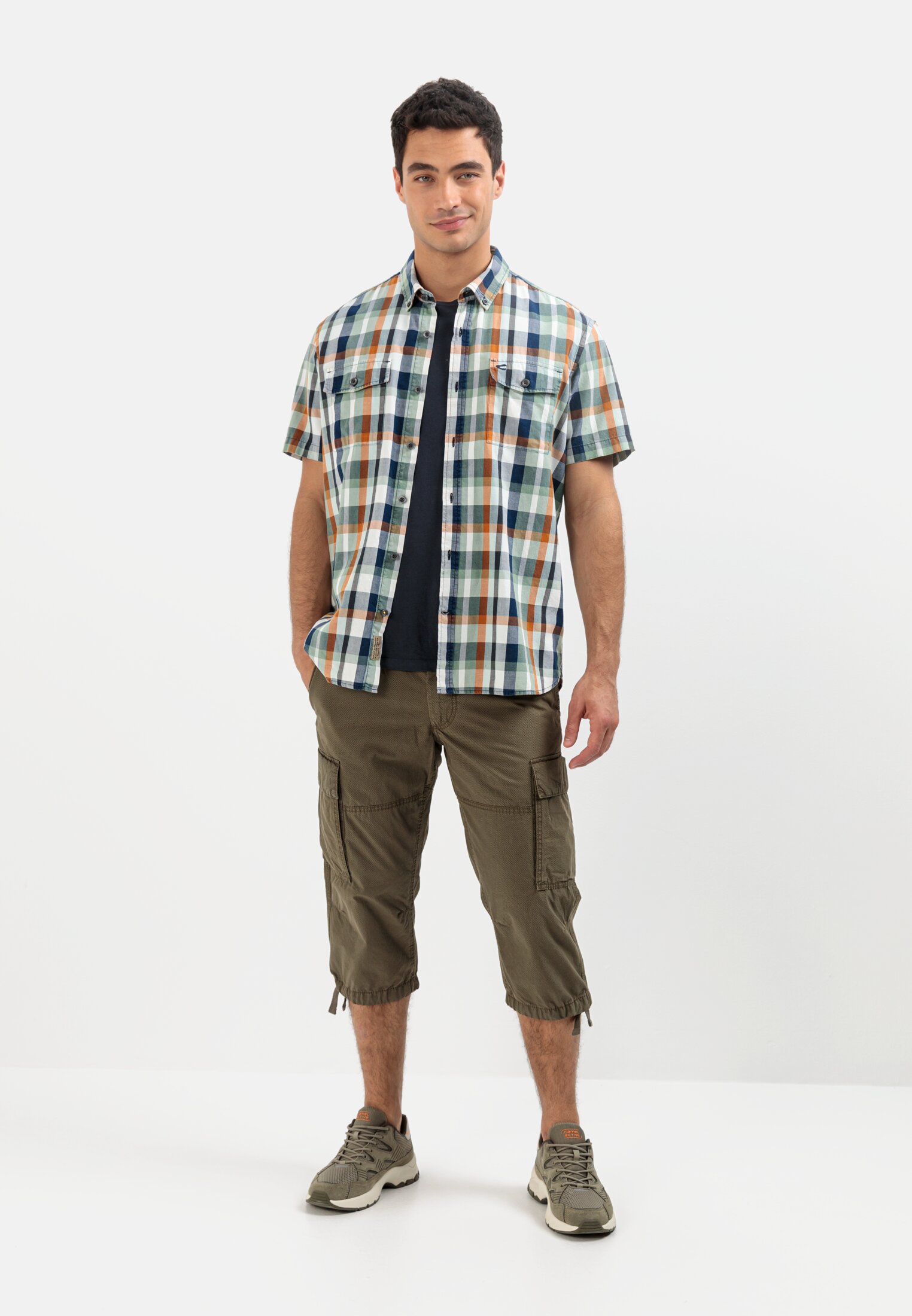 Men 3/4 Cargo shorts Regular Fit Olive worn front full body