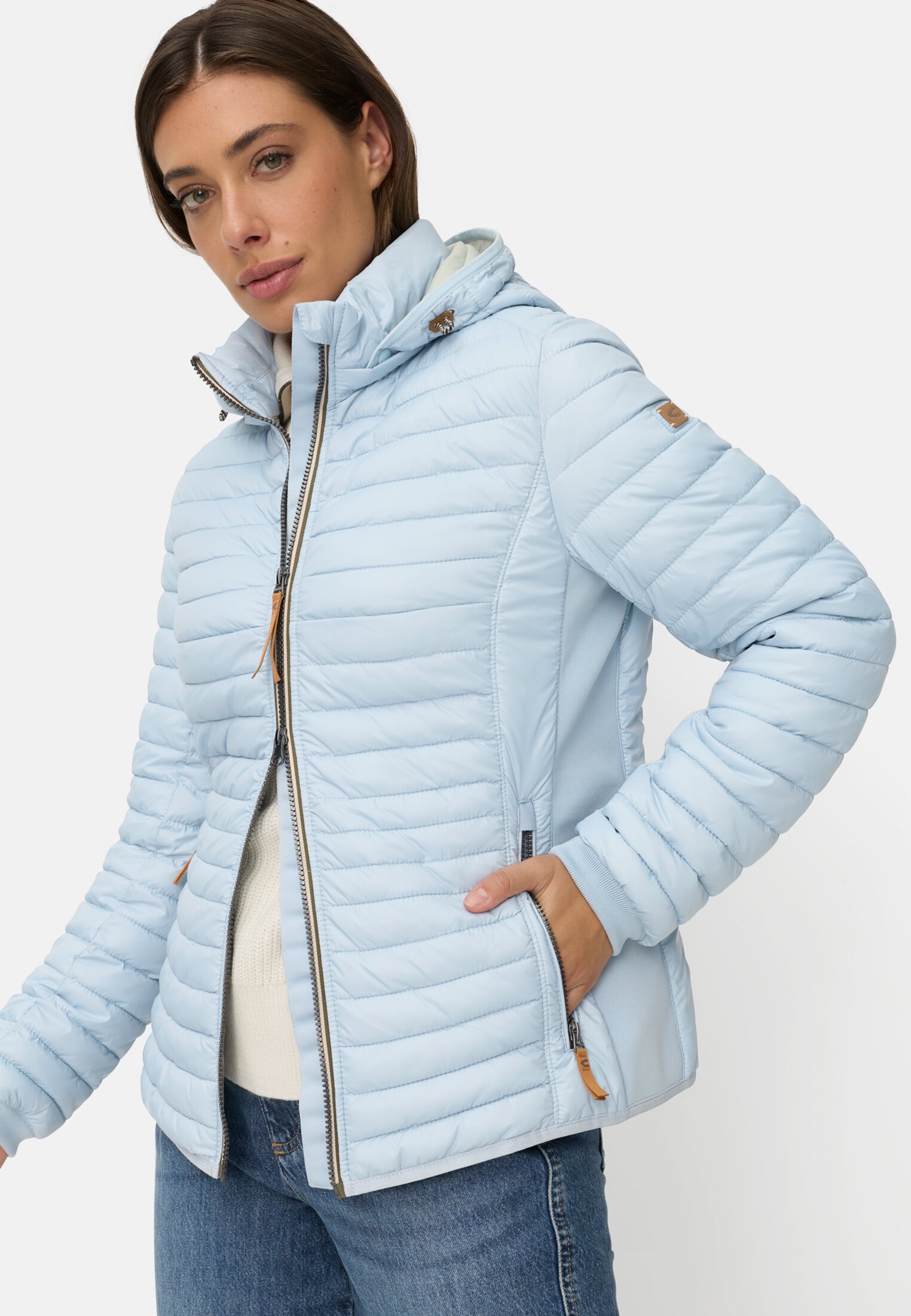 Damen Winddichte Steppjacke mit 2-Wege Reißverschluss Hellblau getragen emotional