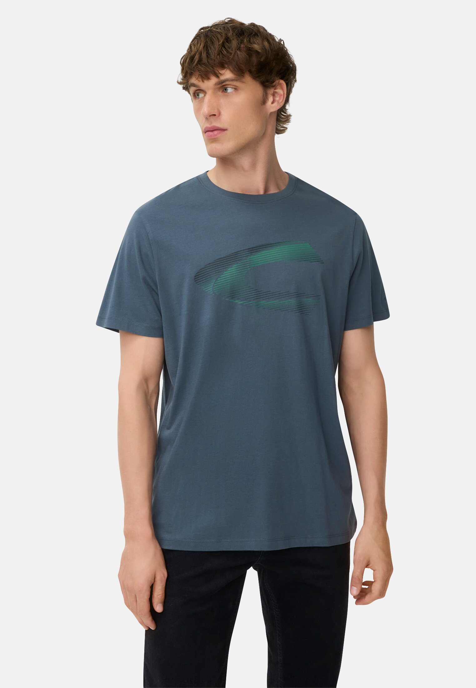 Herren T-Shirt mit Print aus nachhaltigem Organic Cotton Tintenblau getragen vorn