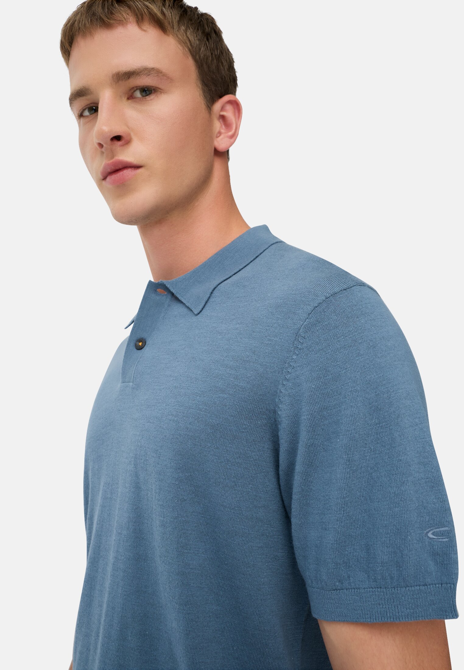 Herren Leichtes Strick-Polo aus reiner Baumwolle Steinblau getragen emotional