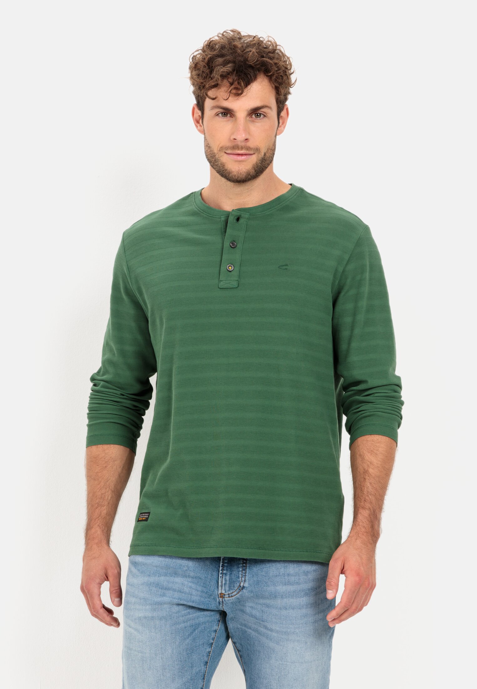Herren Langarm Henleyshirt aus reiner Baumwolle Grün getragen vorn