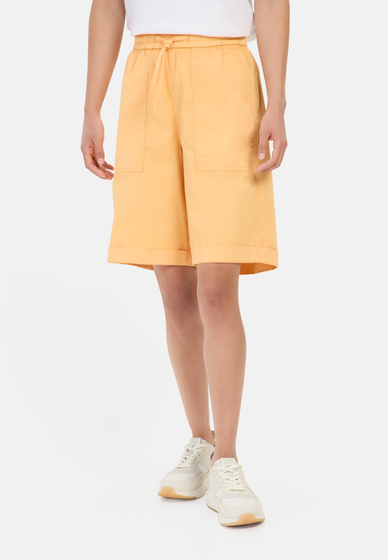 Women Bermuda shorts with elastic drawstring Orange worn front