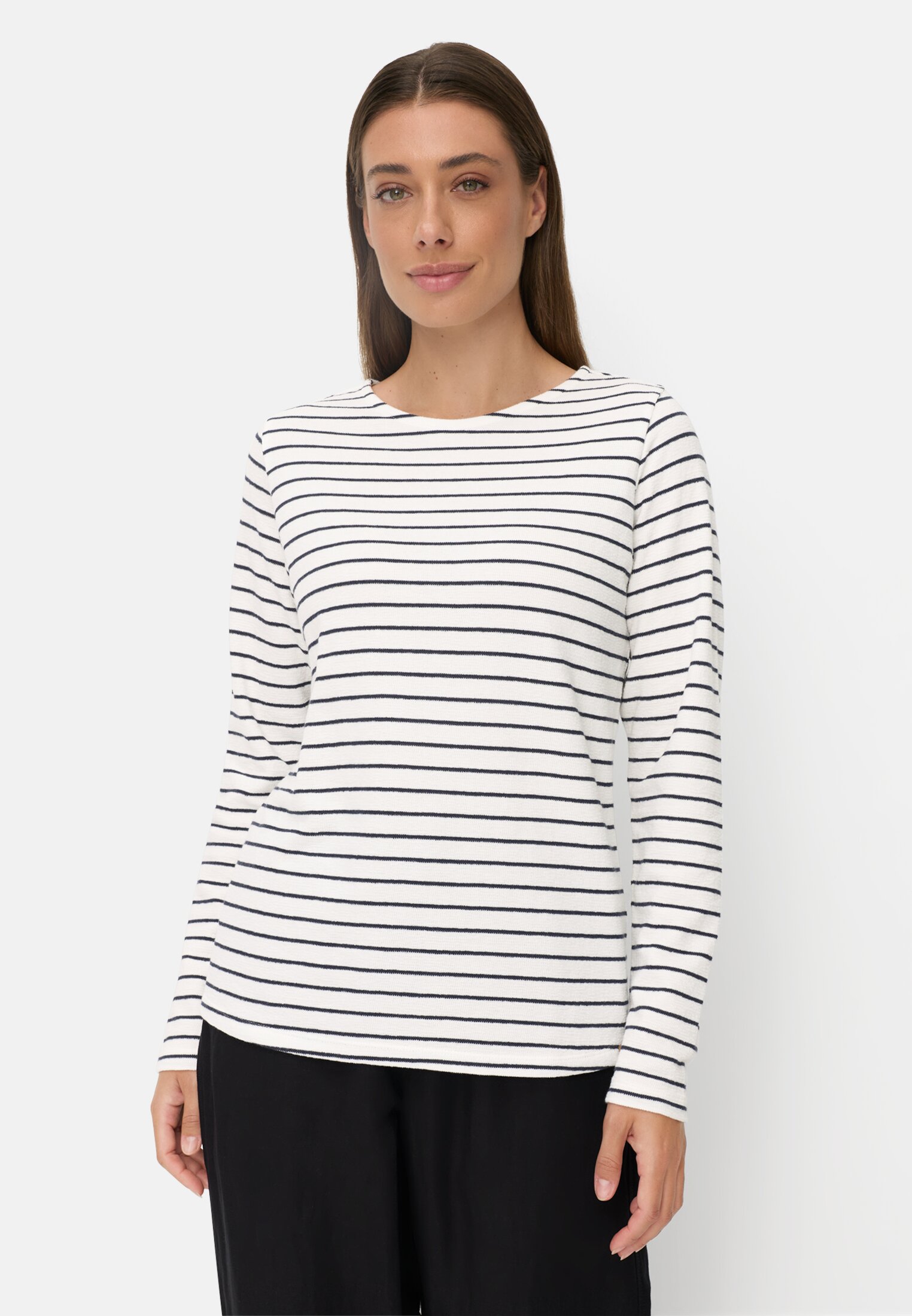 Women Jersey shirt with side slits Milky white worn front