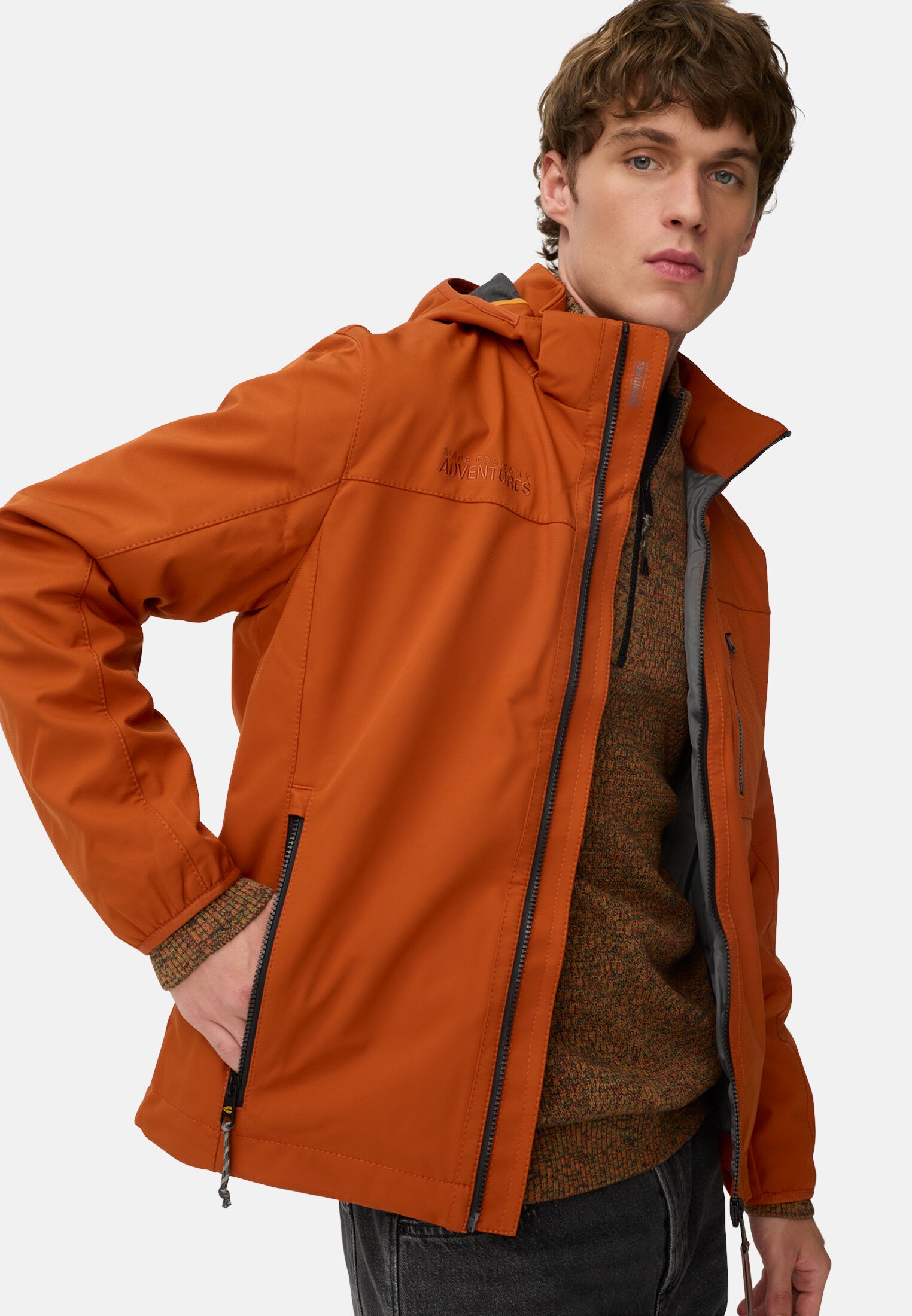 Heren Softshell jack met afneembare capuchon Kaneel gedragen emotional 