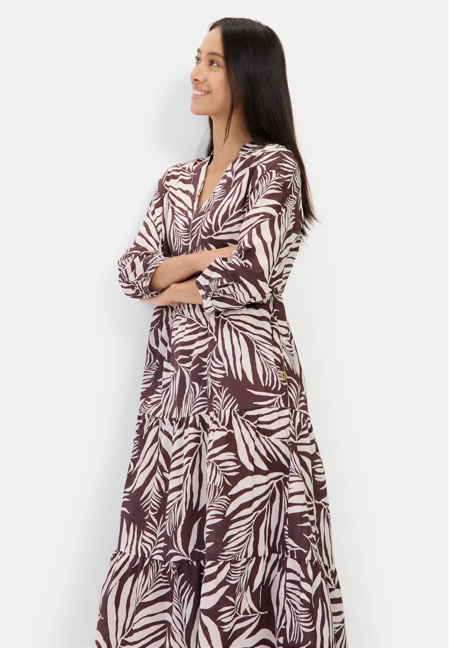 Damen Mittellanges Sommerkleid mit Allover-Print AOP braun/weiß getragen emotional