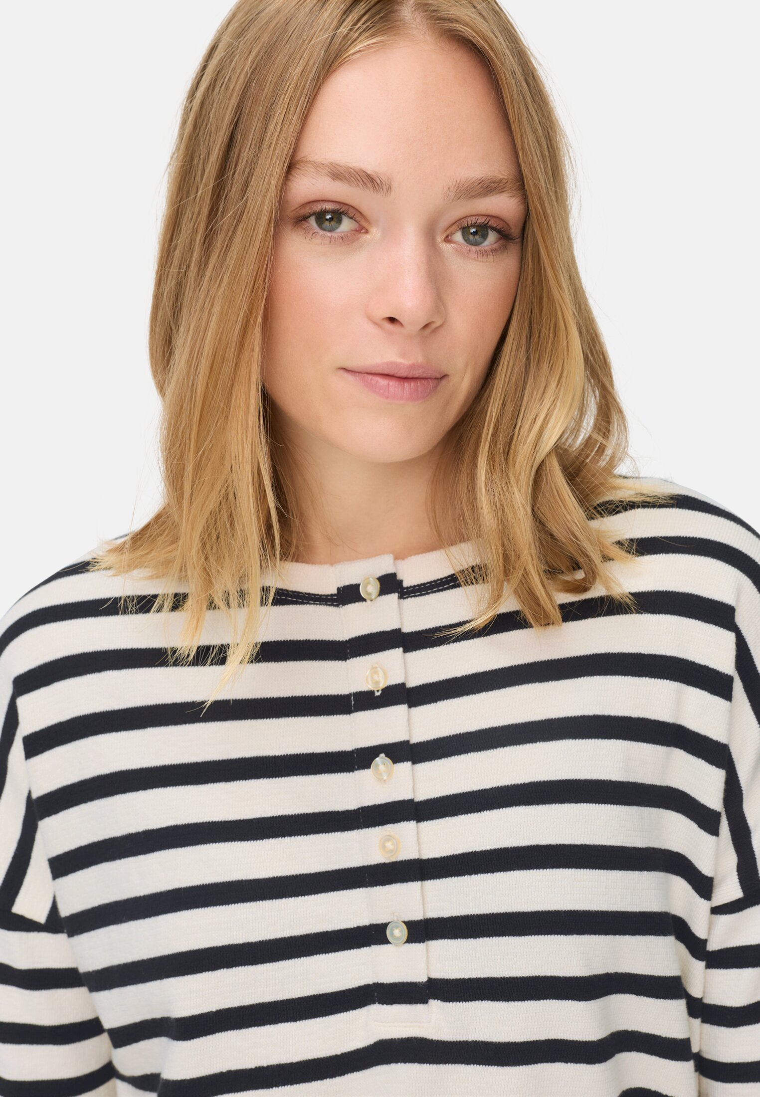 Damen Langarmshirt mit Knopfverschluss Kaviar getragen detailliert nah