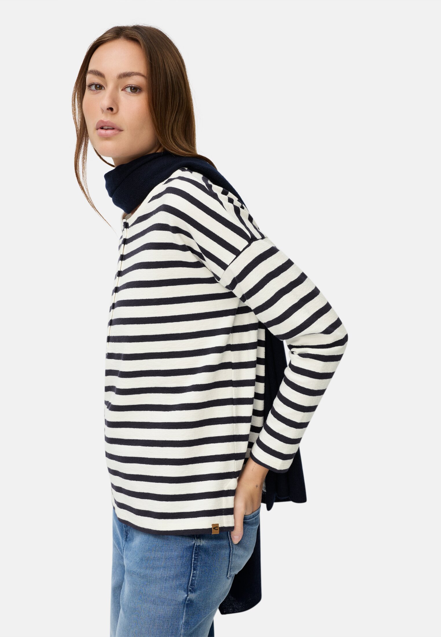 Damen Langarmshirt mit Knopfverschluss Blau gestreift getragen emotional
