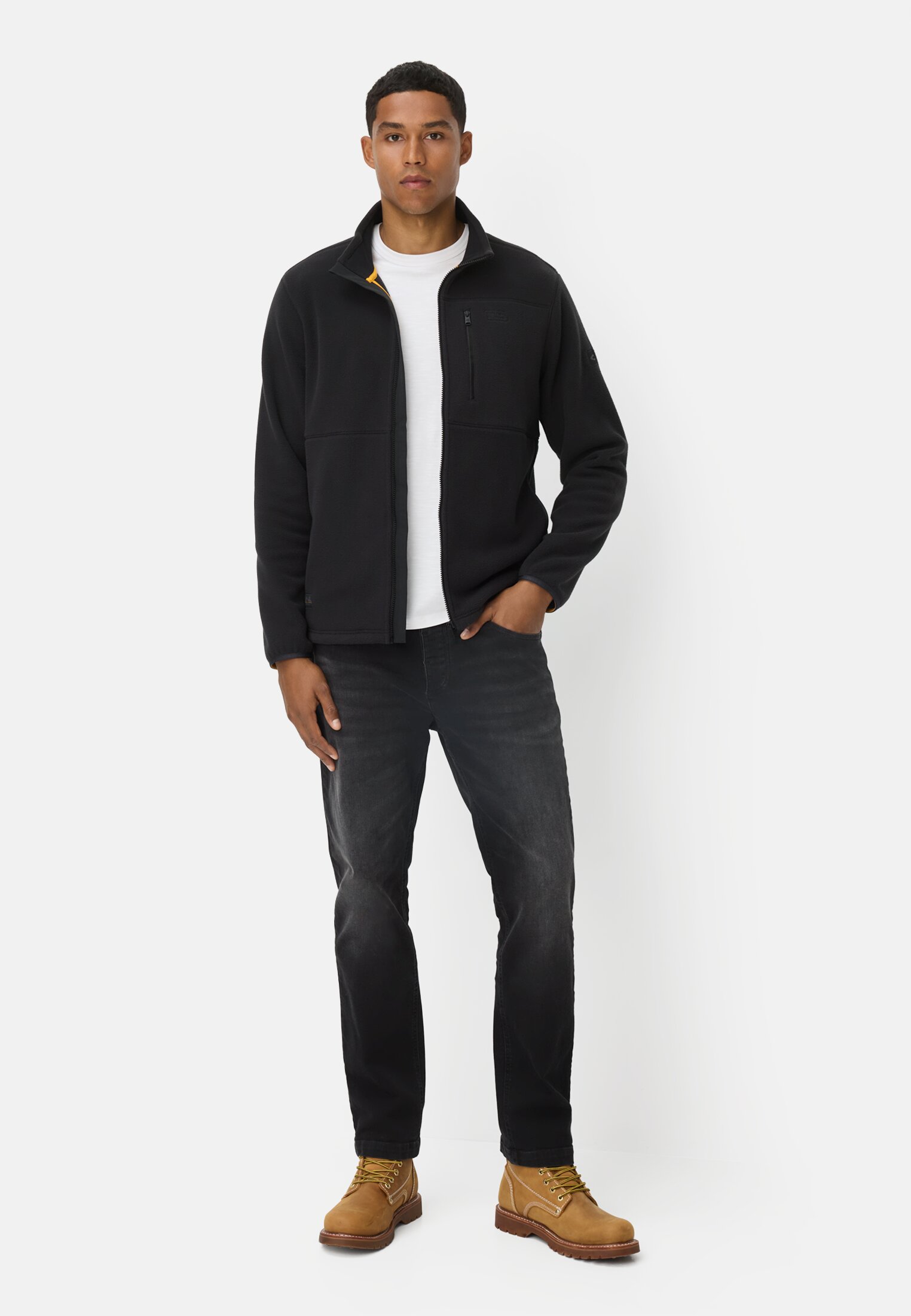 Herren Fleecejacke mit Brusttasche Schwarz getragen vorne Ganzkörper