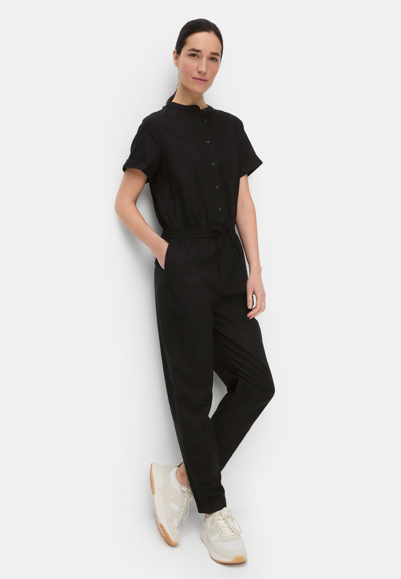 Damen Jumpsuit mit Knopfleiste Kaviar getragen emotional