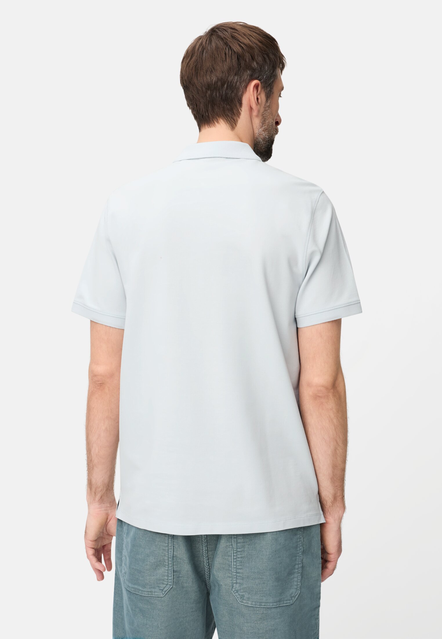 Herren Poloshirt mit Kontrastdetails Himmelblau getragen hinten