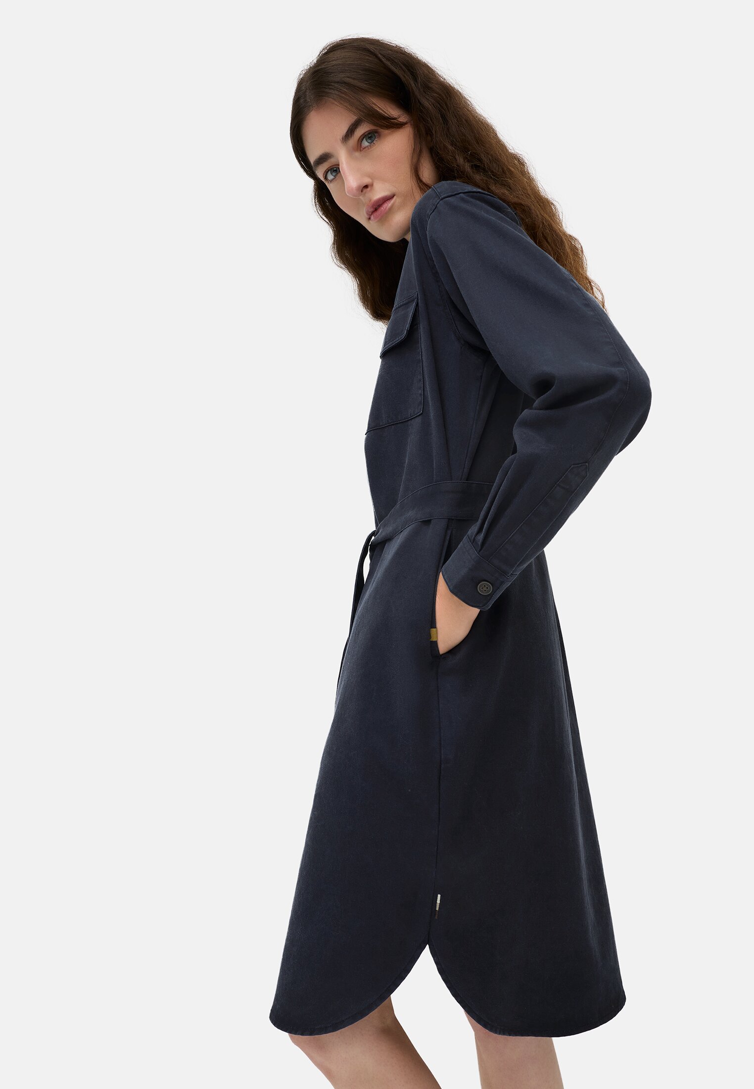 Damen Kleid mit Taillengürtel Nachtblau getragen emotional
