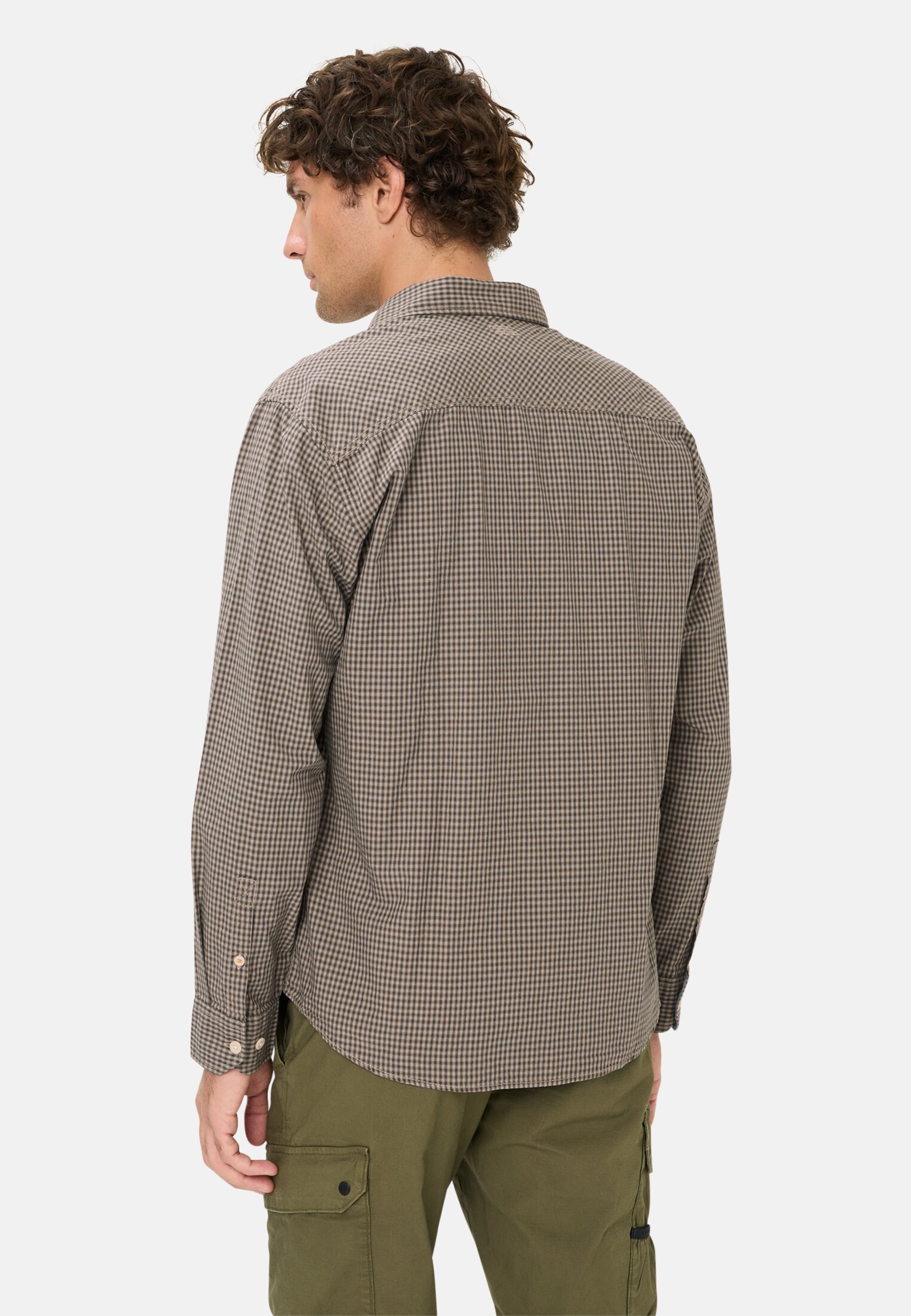 Herren Langarmhemd mit Brusttasche Olivgrün getragen hinten