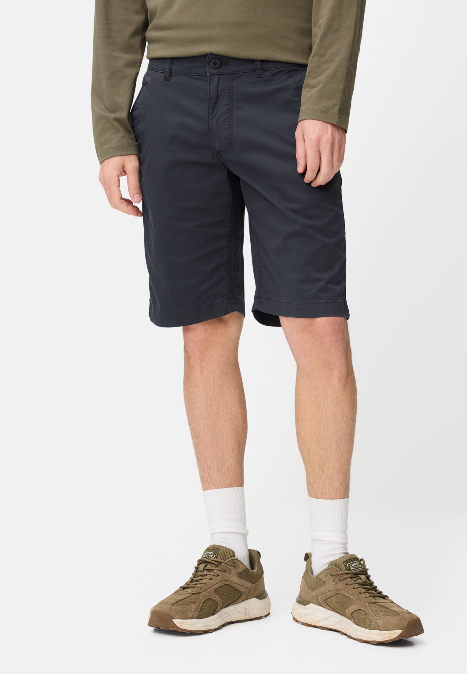 Herren Bermuda Shorts mit Reißverschluss Dunkelblau getragen vorn
