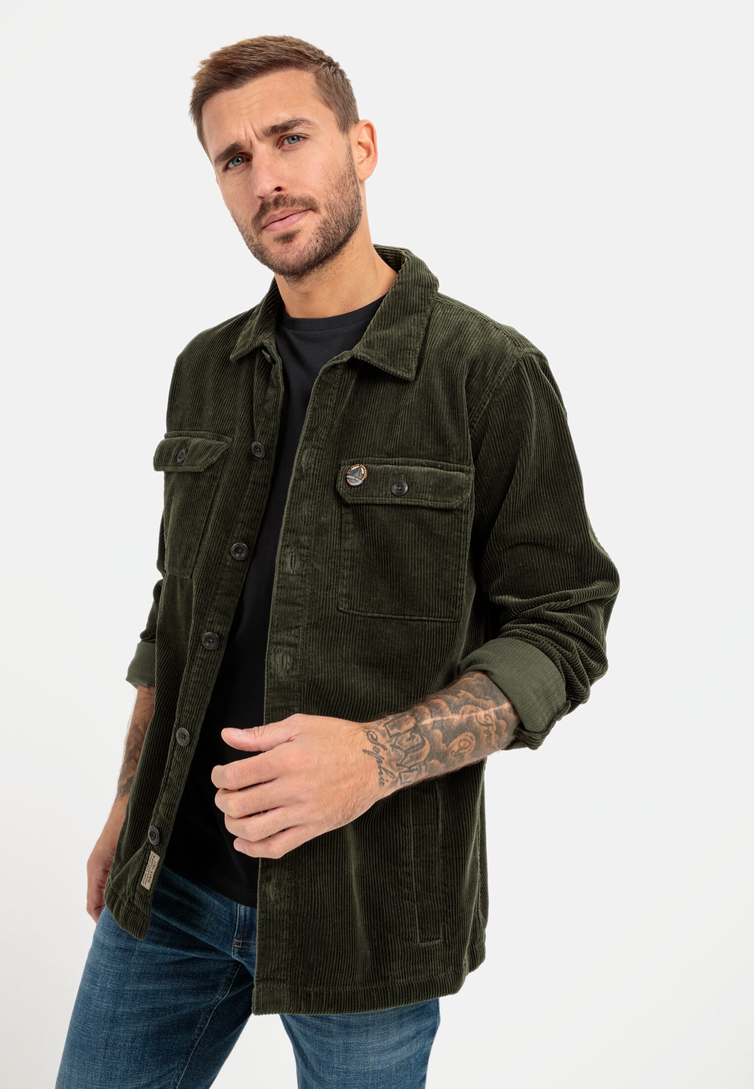 Herren Cord Overshirt aus reiner Baumwolle Dunkel khaki getragen emotional