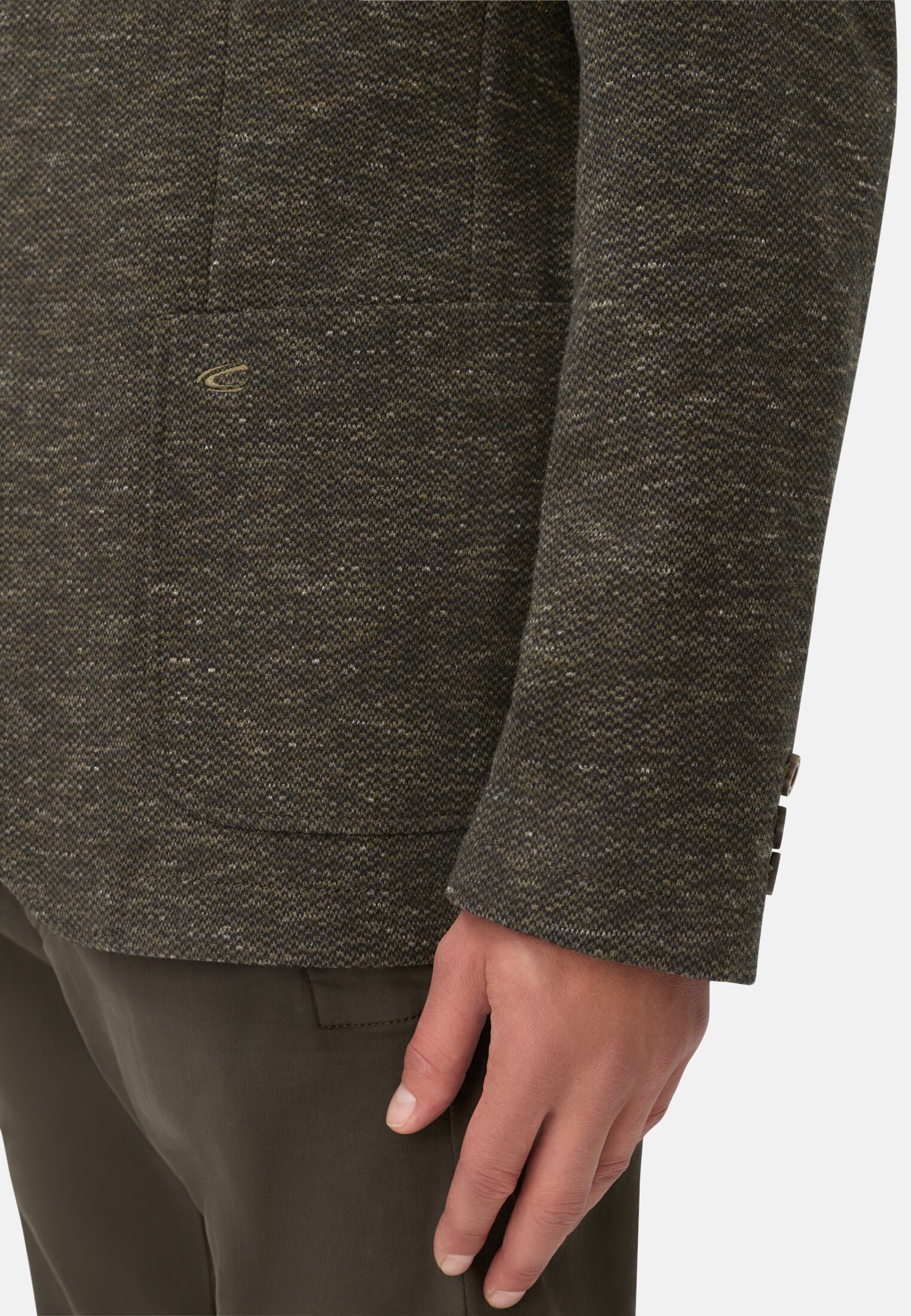 Herren 2-Knopf Sakko im Baumwoll-Mix Dunkel Khaki getragen detailliert nah