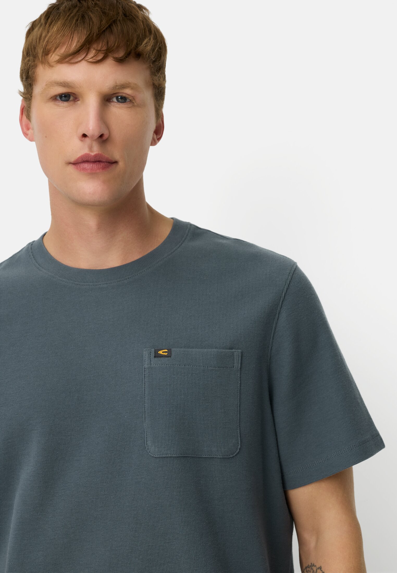Herren T-Shirt aus Organic Cotton Tintenblau getragen detailliert nah
