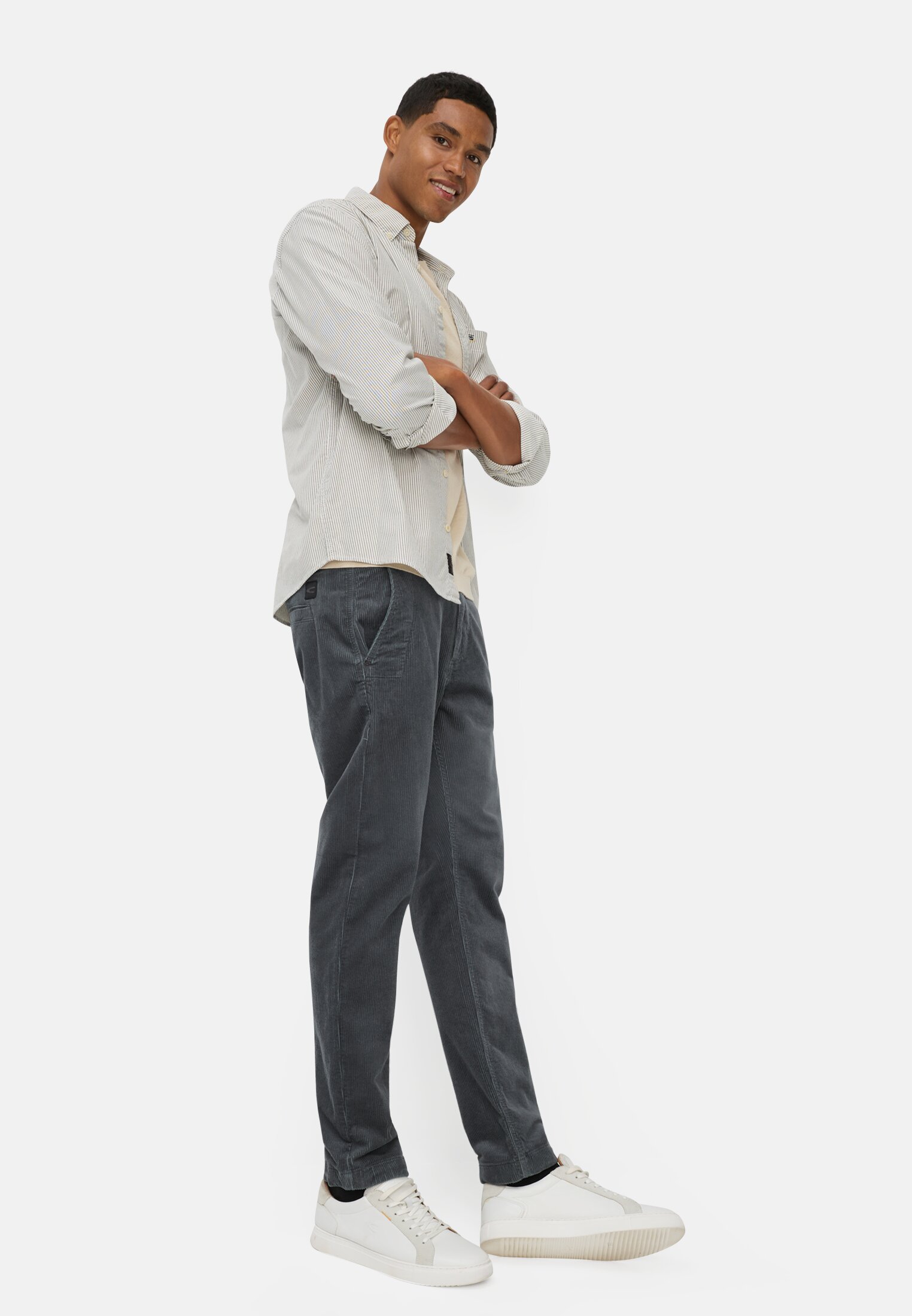Heren Regular fit chino broek van corduroy Inktblauw gedragen emotional 
