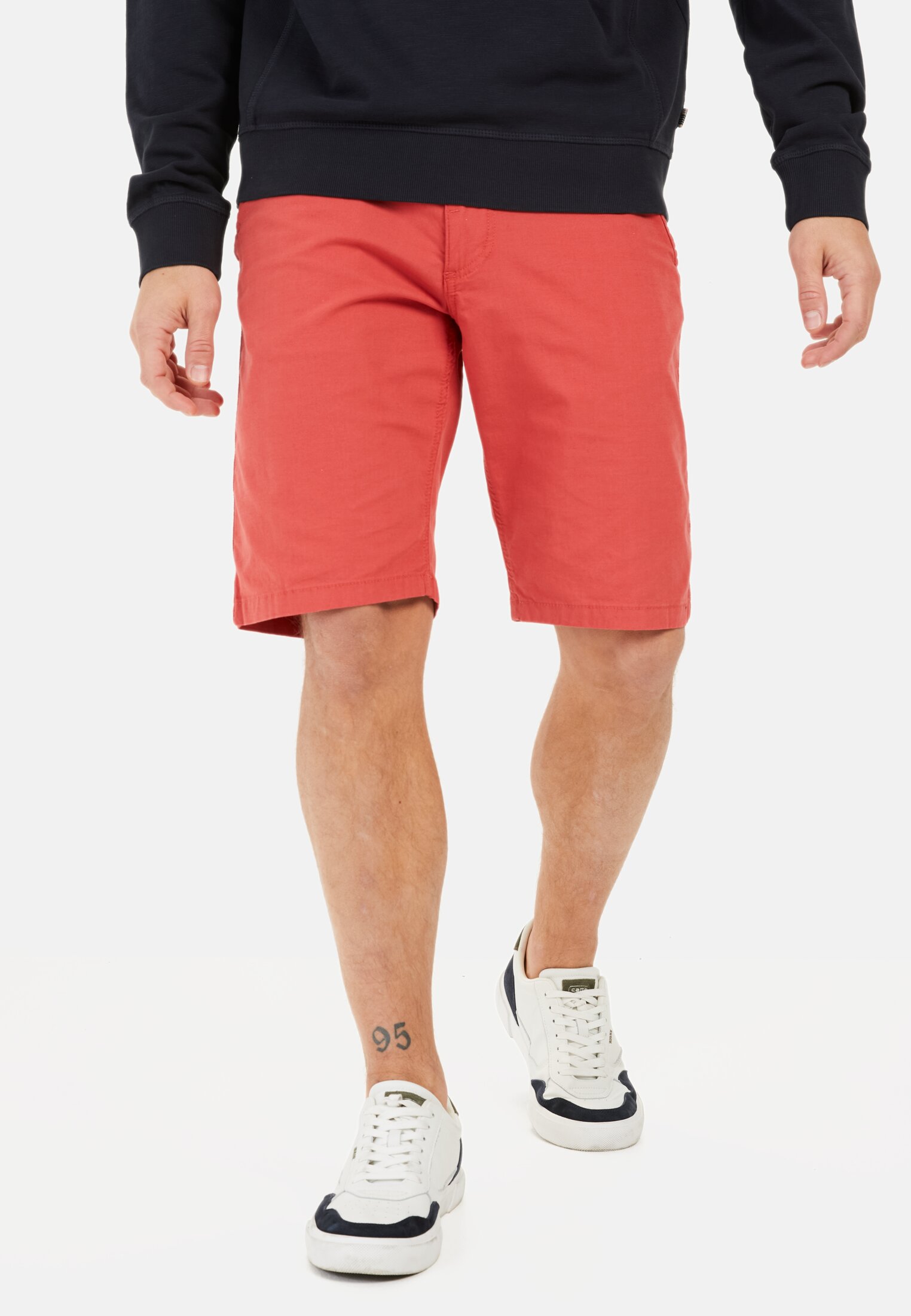 Men Cotton chino shorts with stretch Red worn front