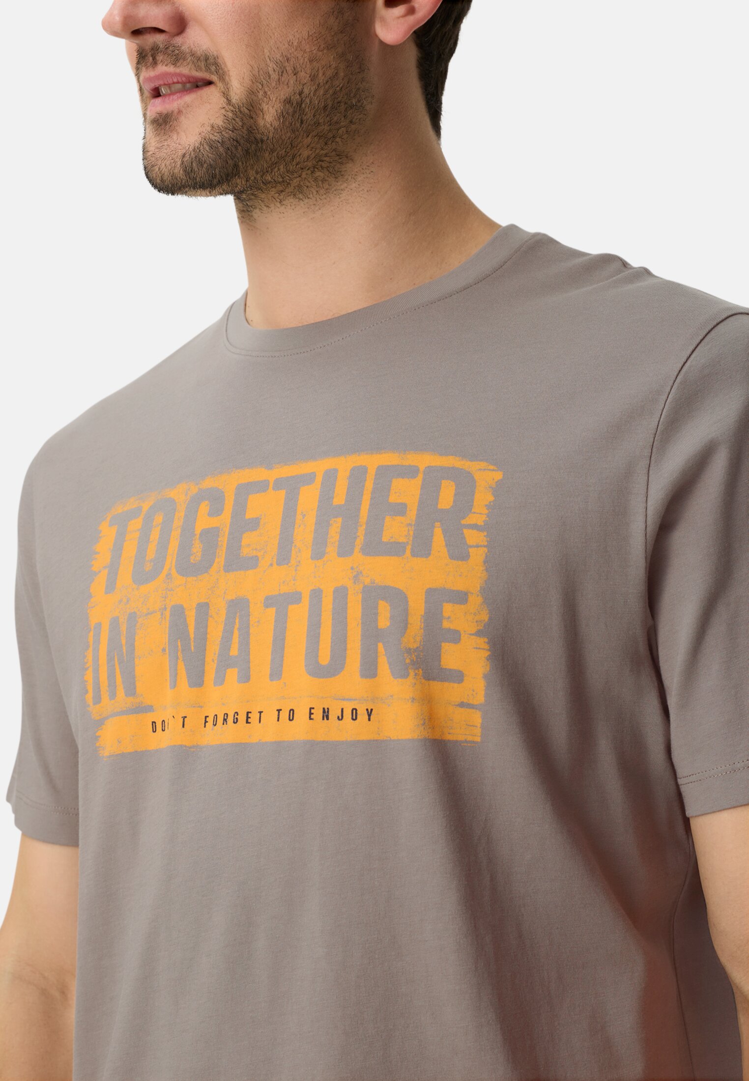 Heren T-shirt van puur katoen Bruin gedragen detail dichtbij