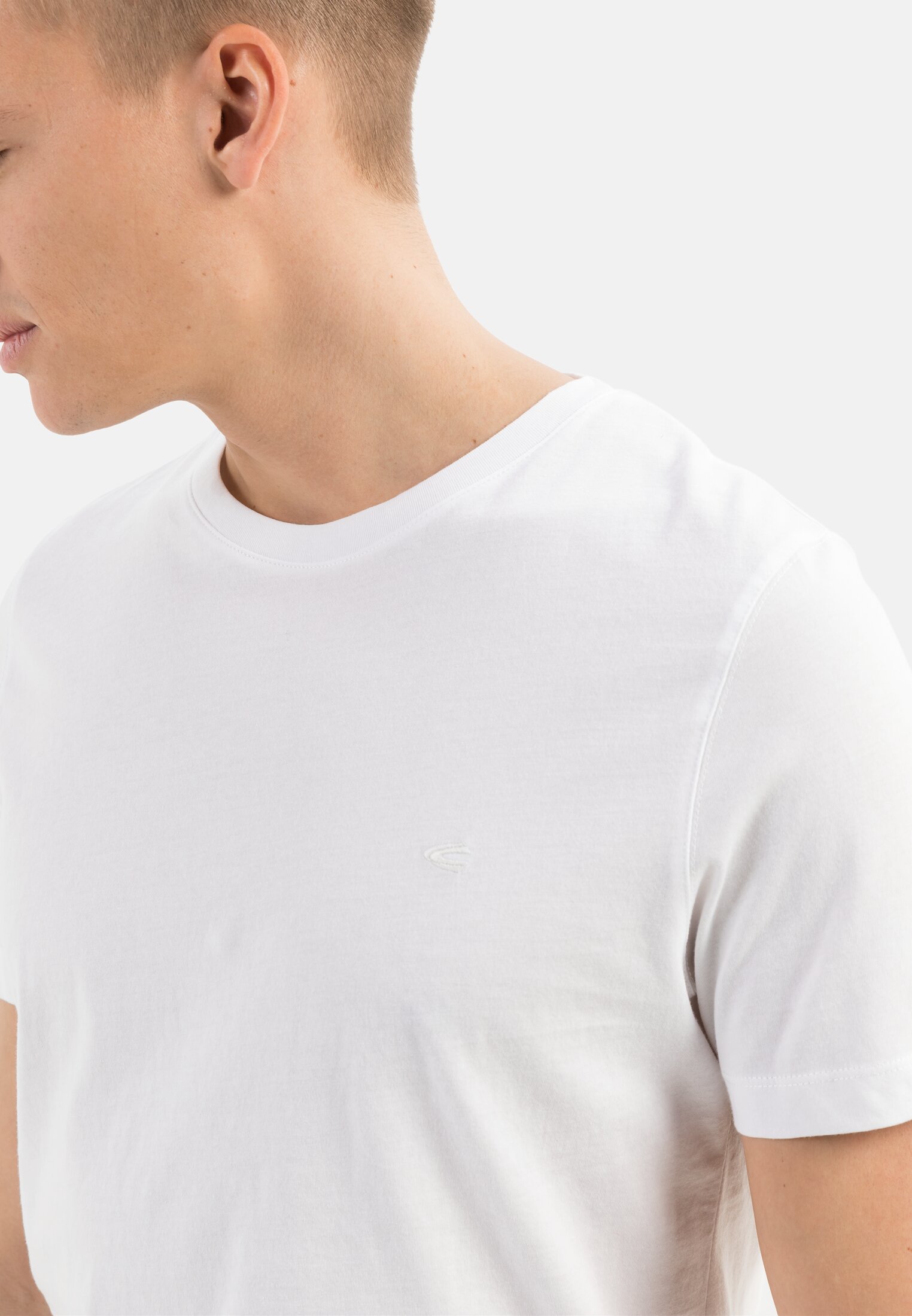 Men Basic T-shirt with round neck in organic cotton White worn detail close