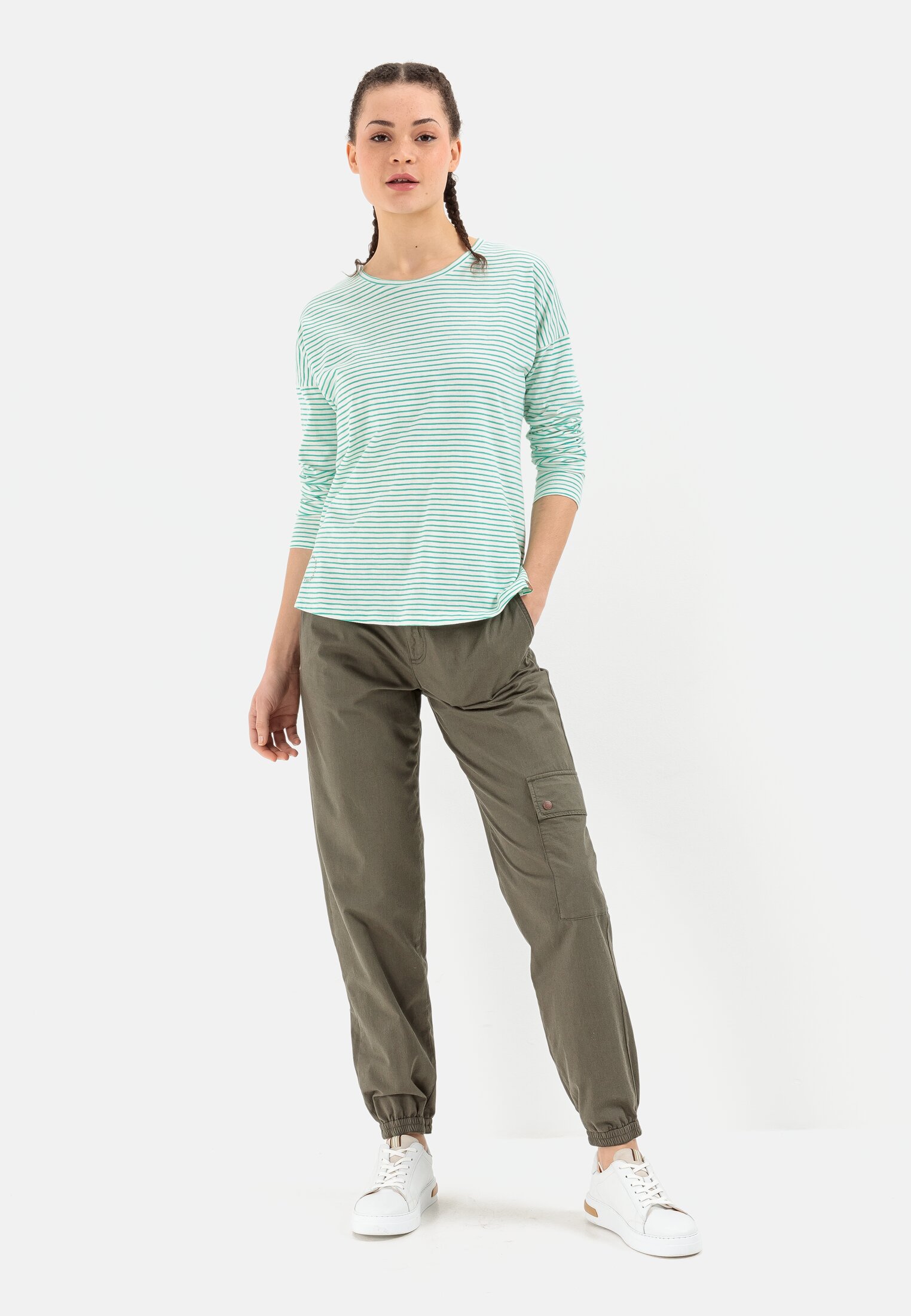 Damen Langarmshirt aus Organic Cotton Grün getragen vorne Ganzkörper