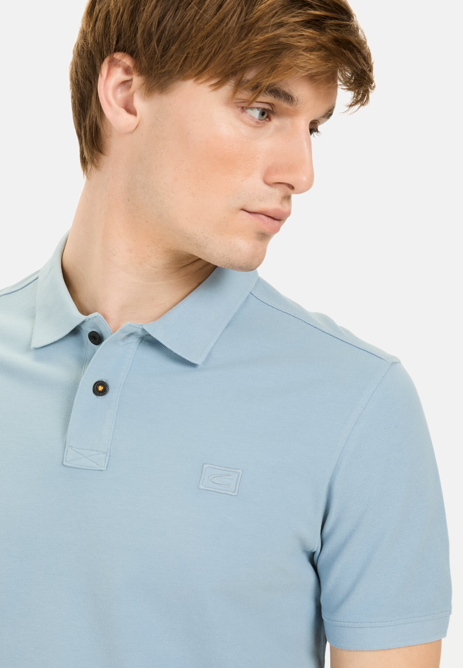 MI_09920-5P00-43_M5-00 Herren Kurzarm Poloshirt aus Baumwolle Blau getragen detailliert nah