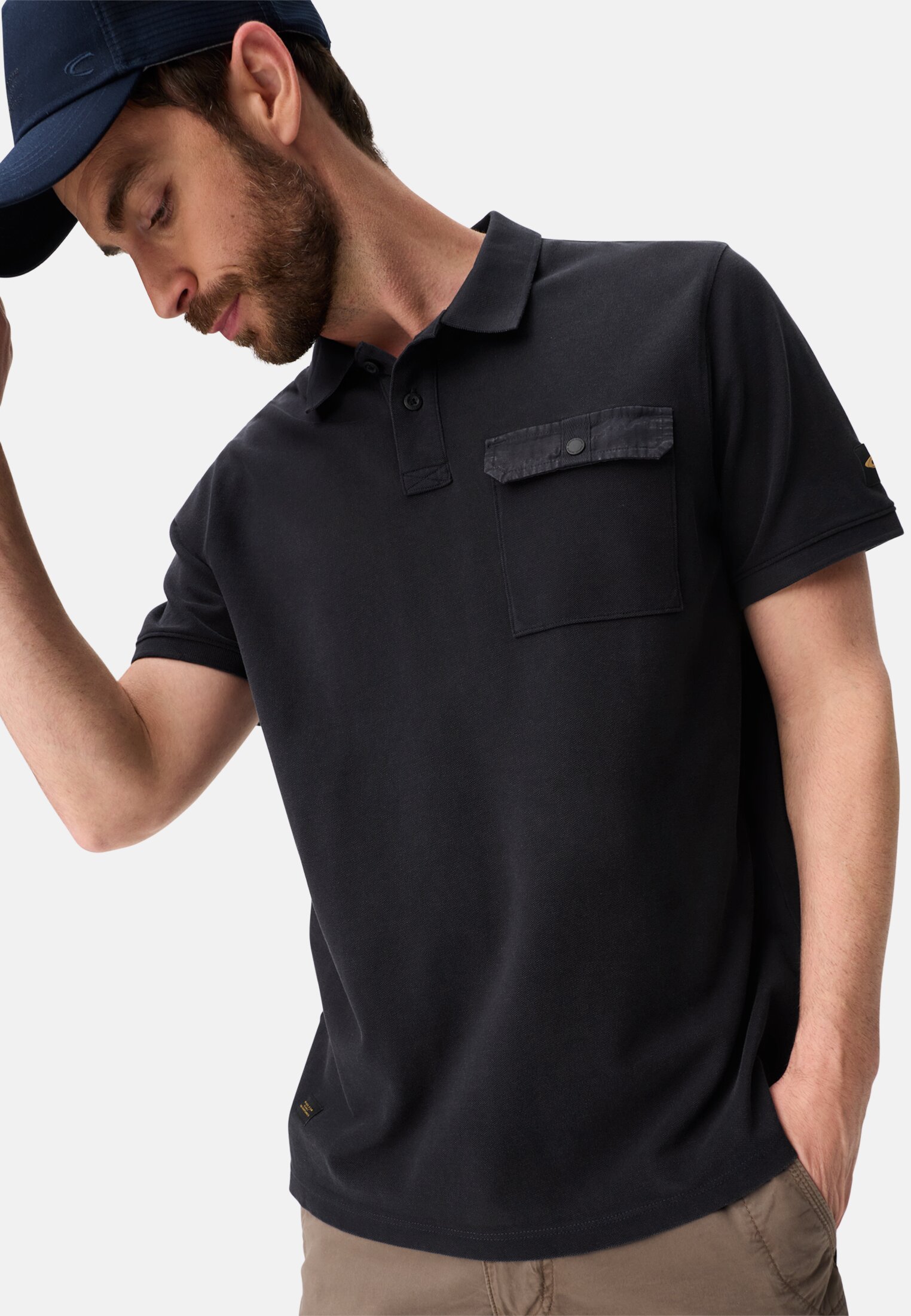 Herren Poloshirt aus reiner Baumwolle Dunkelblau getragen emotional