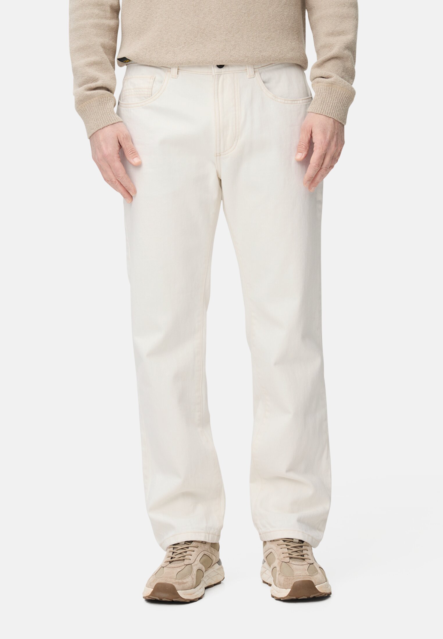 Herren Relaxed Fit 5-Pocket Jeans aus Baumwolle Beige getragen vorn