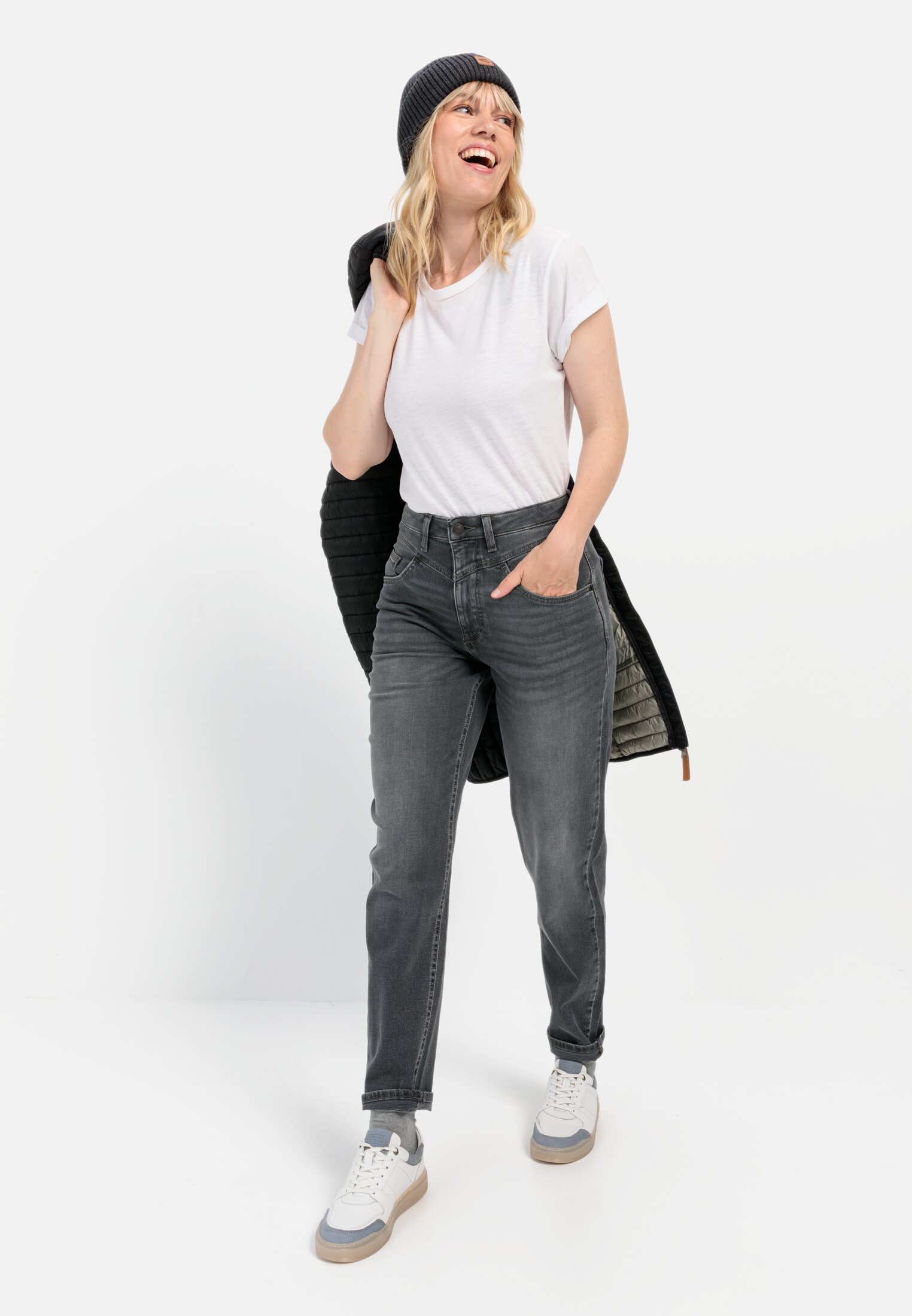 Vrouwen Mom Fit 5-Pocket Jeans Donker Grijs gedragen emotional