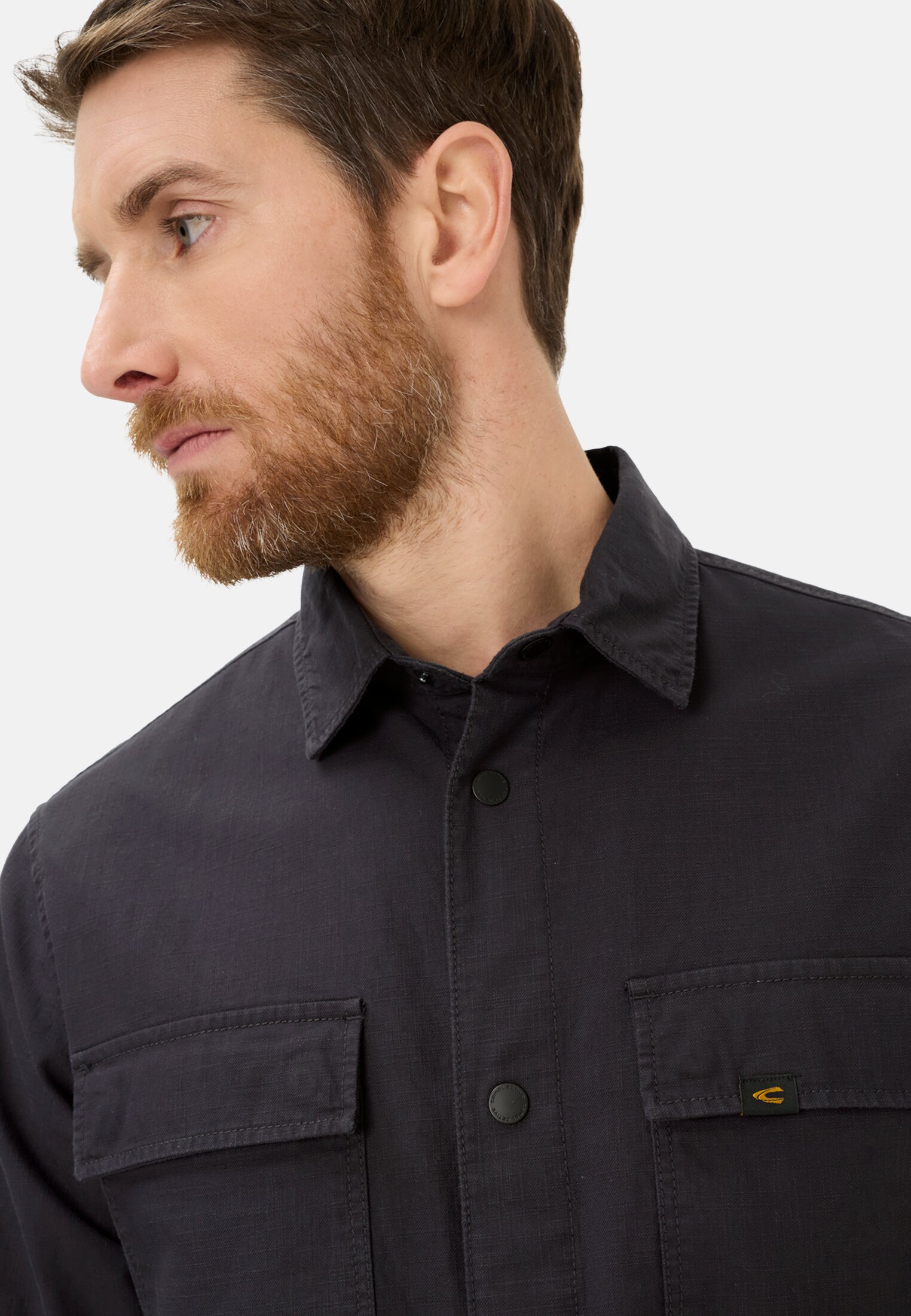 Herren Overshirt mit Taschen Navyblau getragen detailliert nah