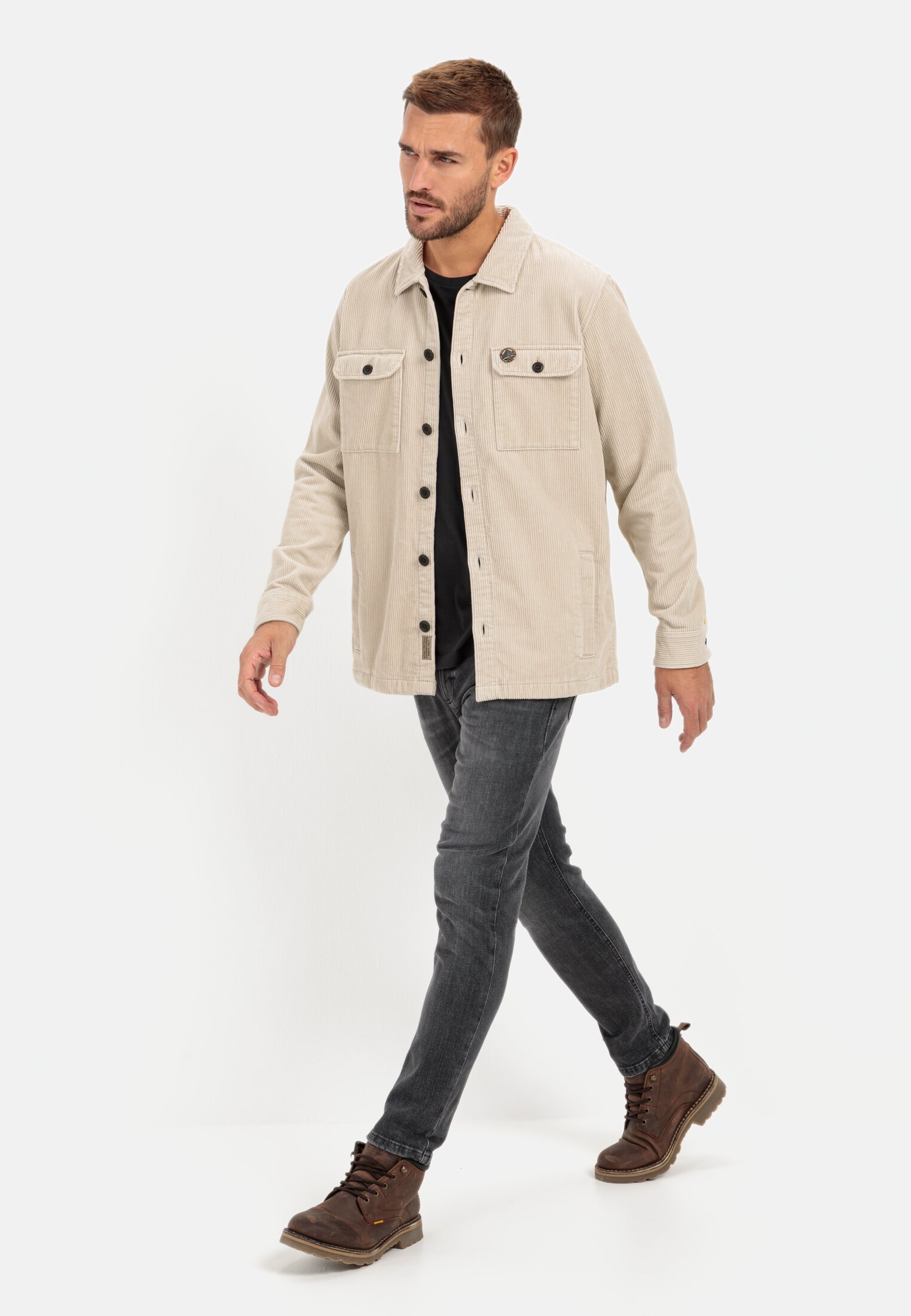 MI_409334-2S44-03_M3-00 Herren Cord Overshirt aus reiner Baumwolle Beige getragen vorne Ganzkörper