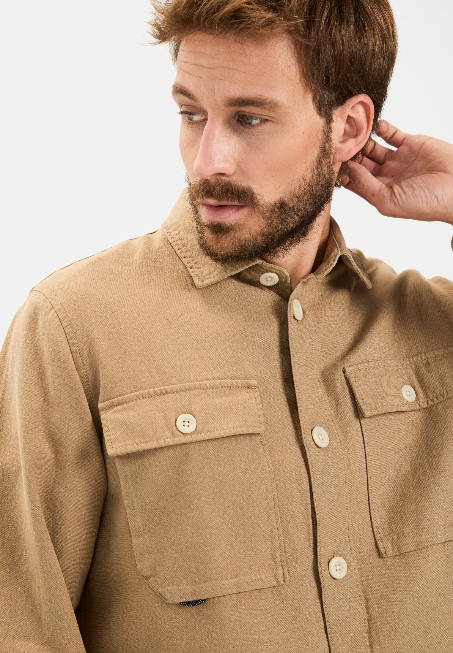 Men Overshirt made from a linen-cotton blend Brown worn detail close