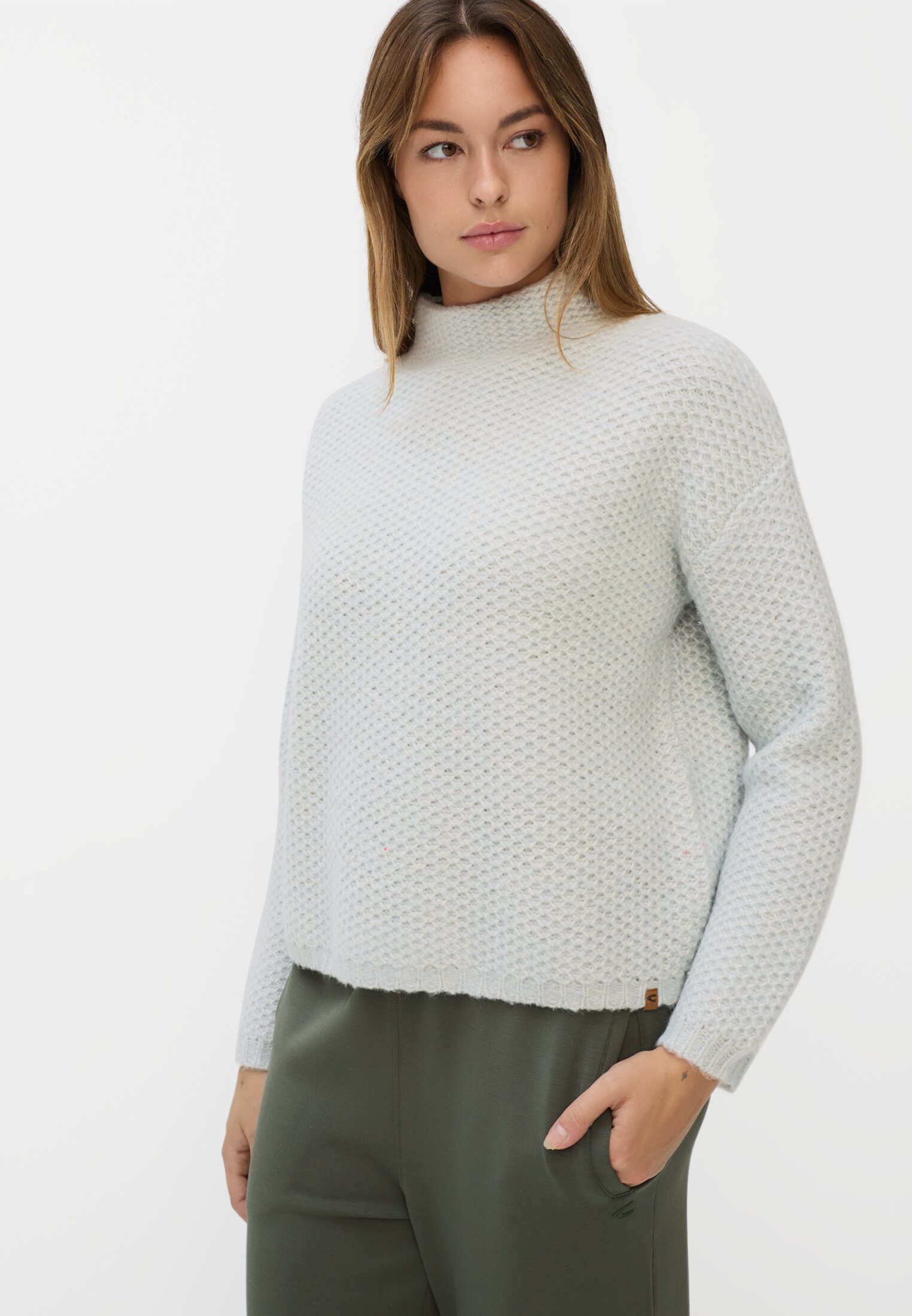 Damen Strickpullover mit überschnittenen Schultern Minze getragen emotional