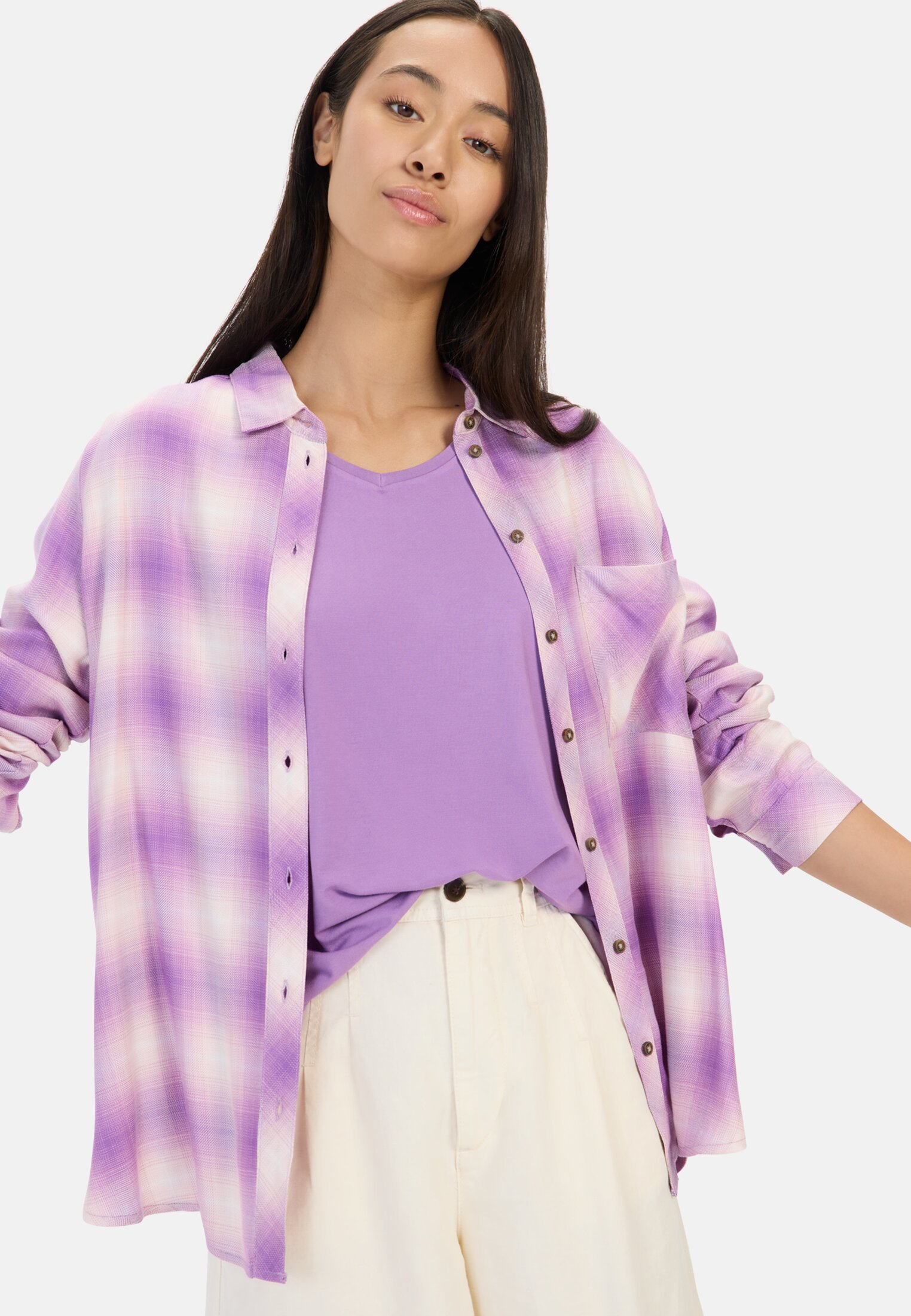 Women T-shirt made of stretchy viscose Purple worn emotional