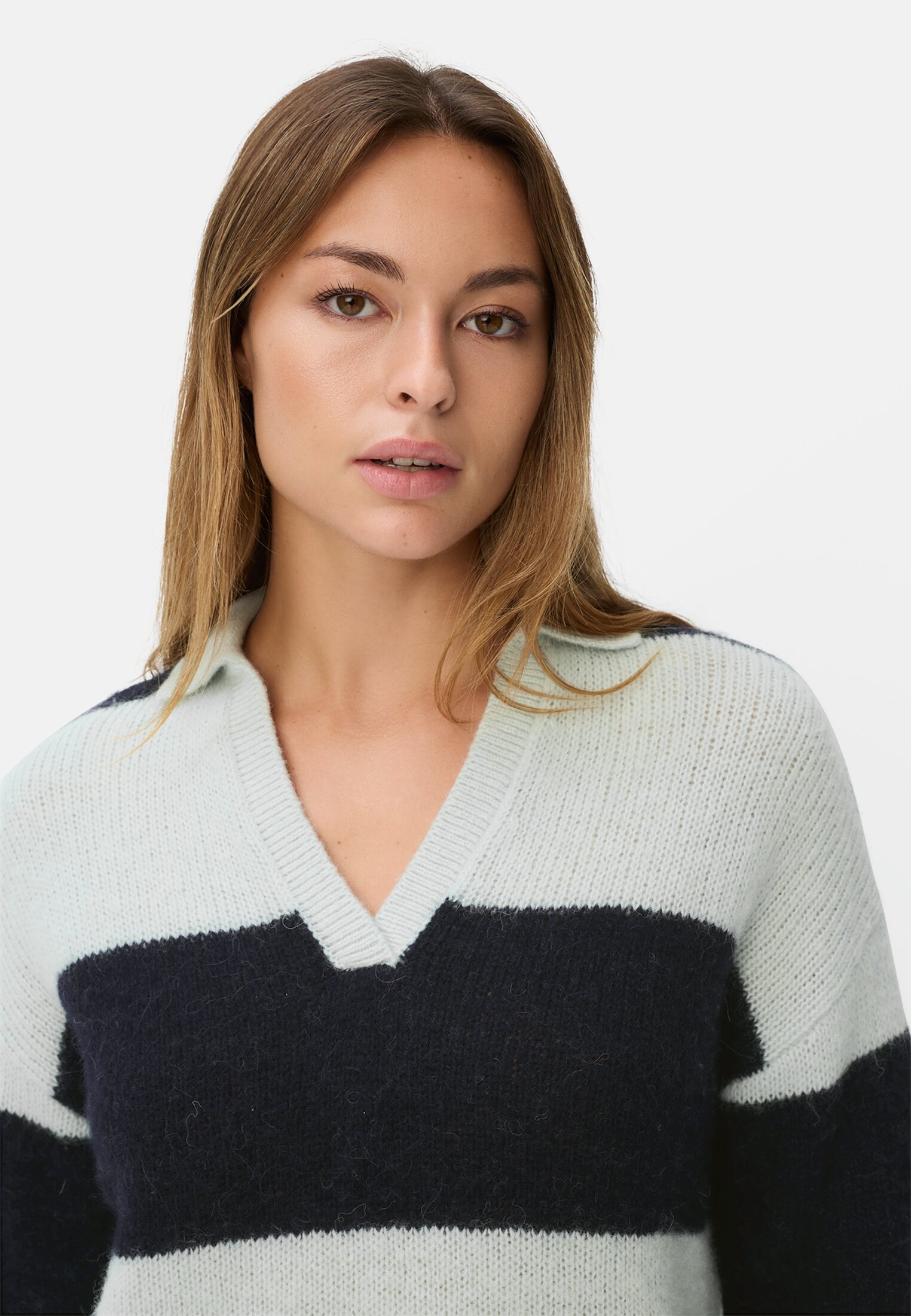 Damen Strickpullover mit Hemdkragen Dunkelblau getragen detailliert nah