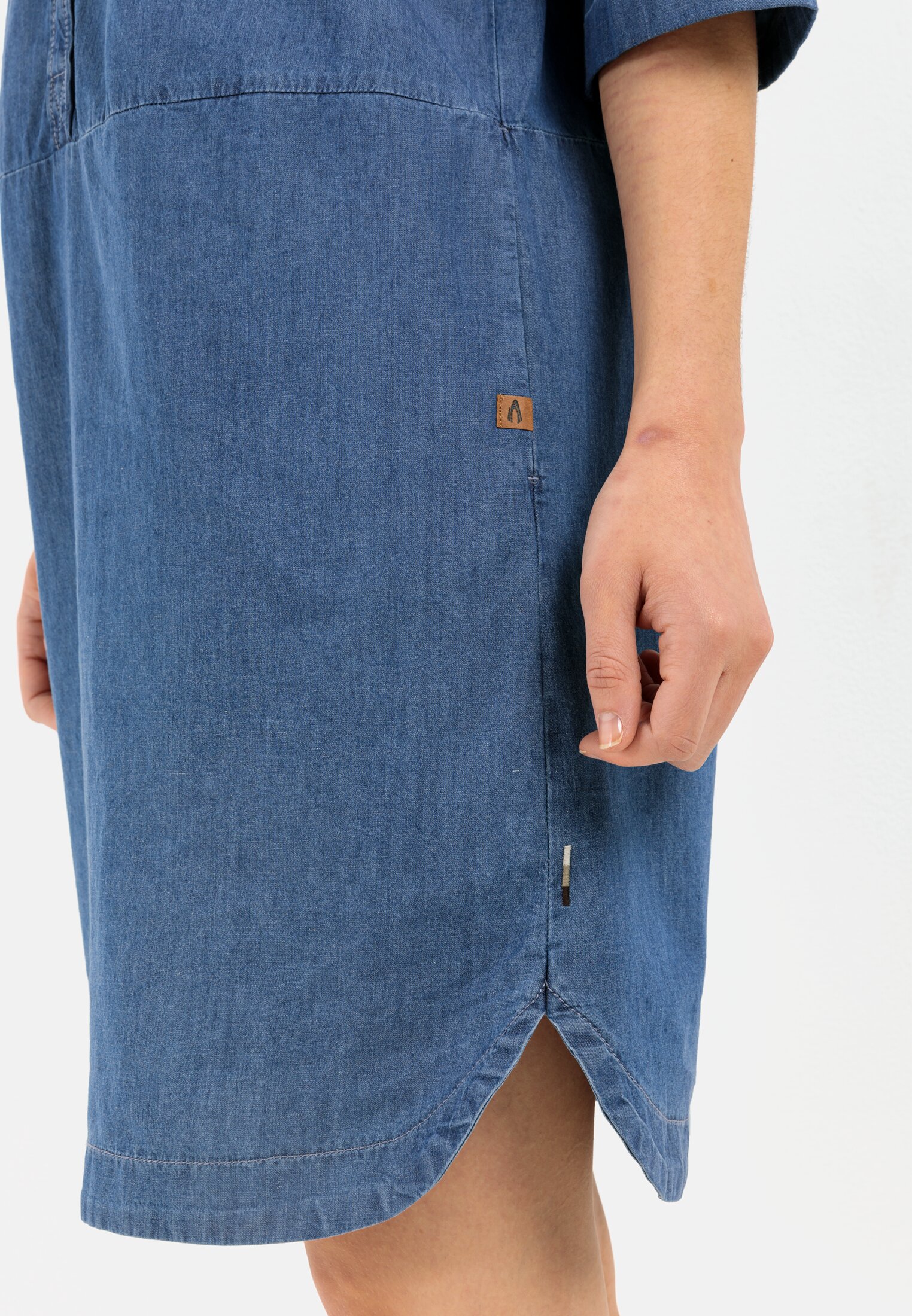 Damenhemdkleid aus schlammfarbenem Denim mit Knöpfen