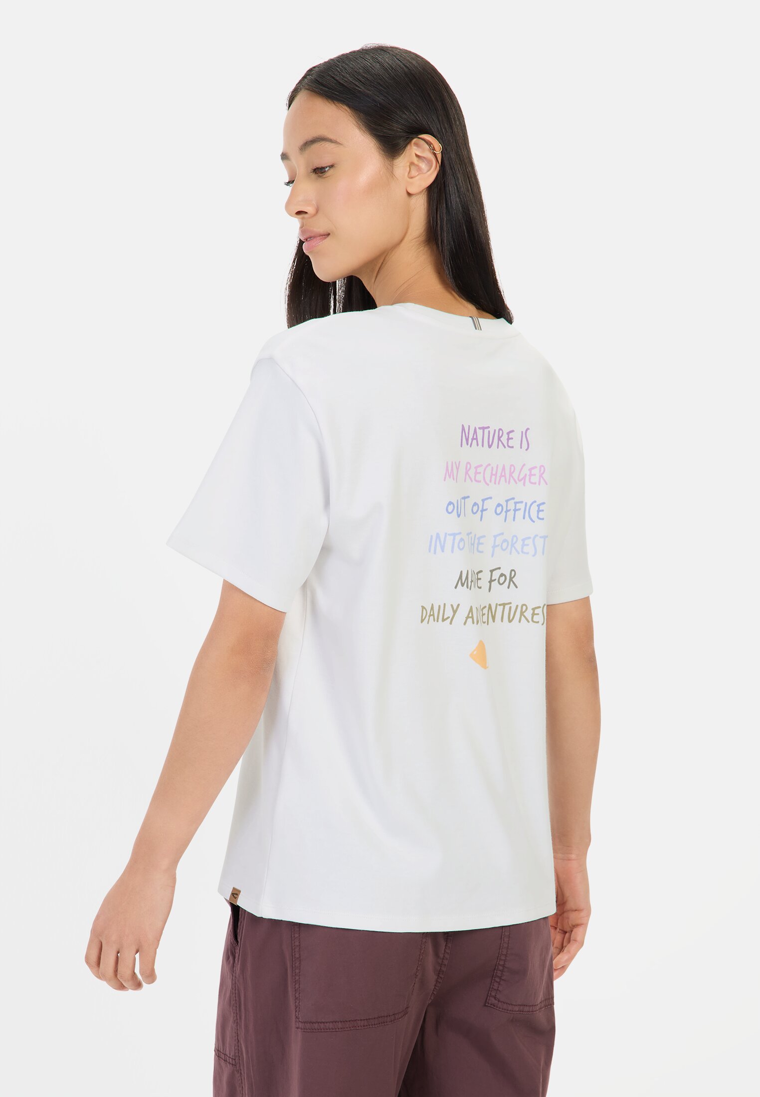 camelactive_T-Shirt_Placement_Nature_309606-5T73-83_M2 Damen T-Shirt mit Rückenprint Weiß getragen hinten