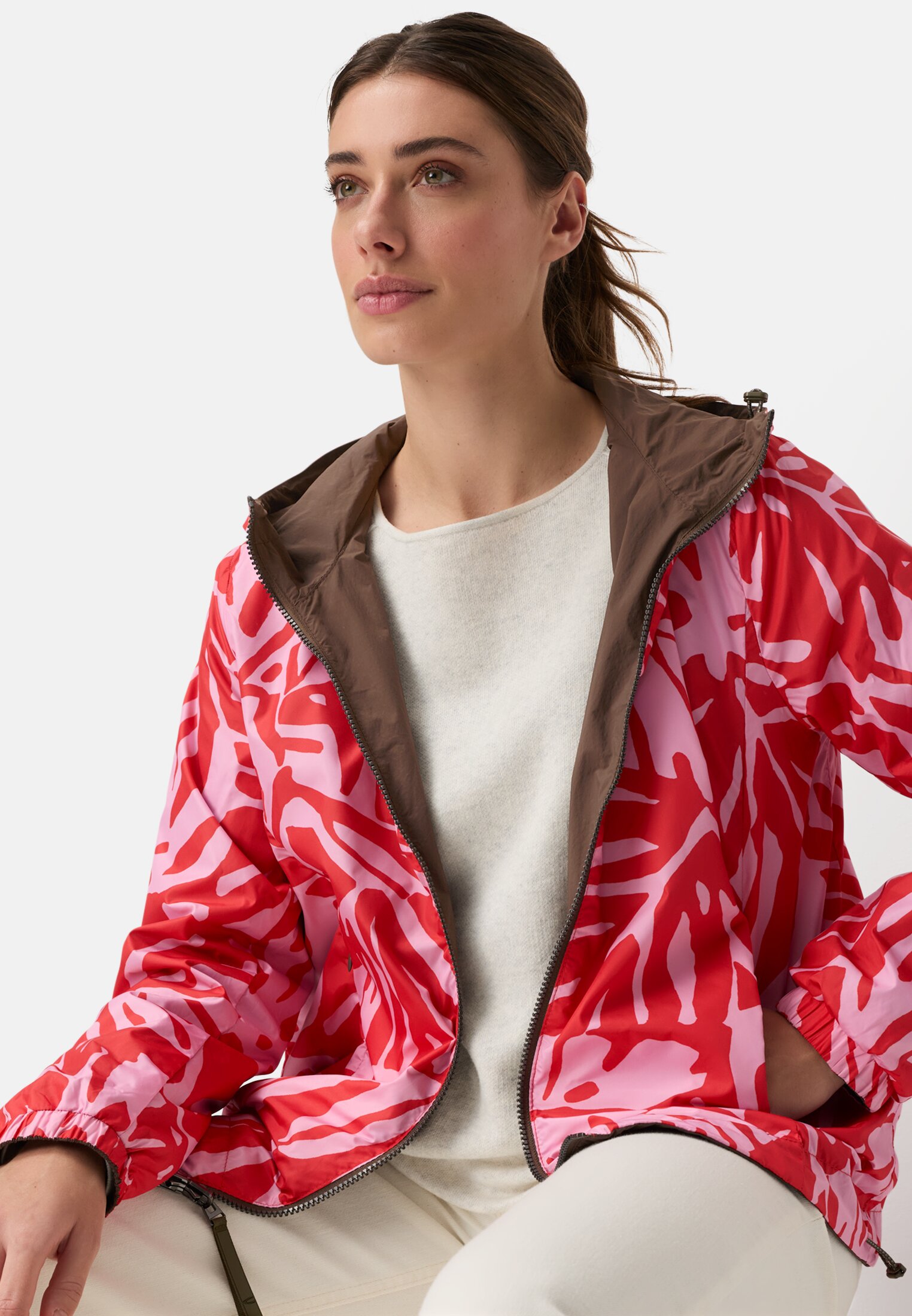 Damen Wendejacke mit Allover-Print und unifarbener Seite Braun getragen emotional