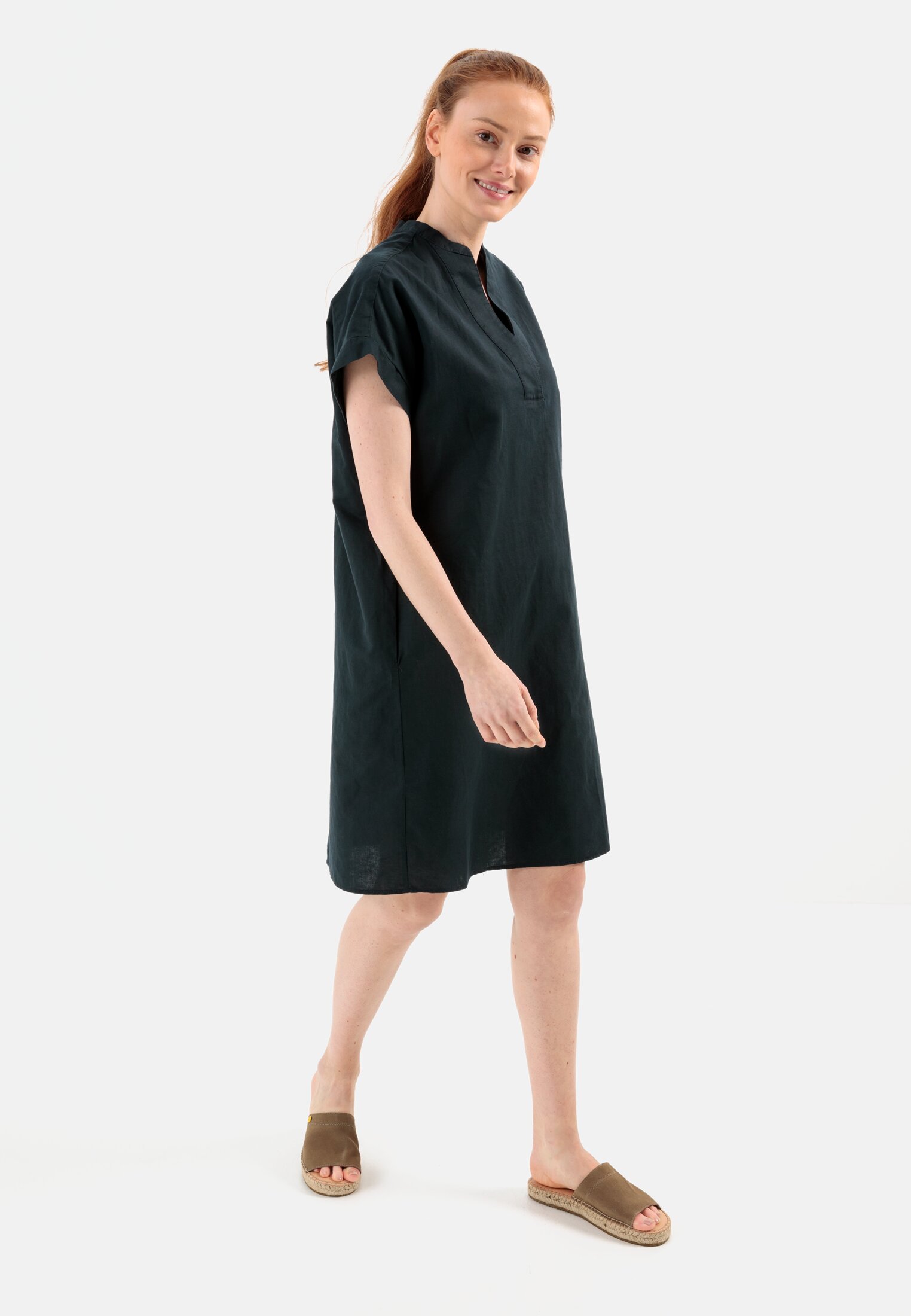 Damen Schlupfkleid aus einem Leinenmix Schwarz getragen vorne Ganzkörper