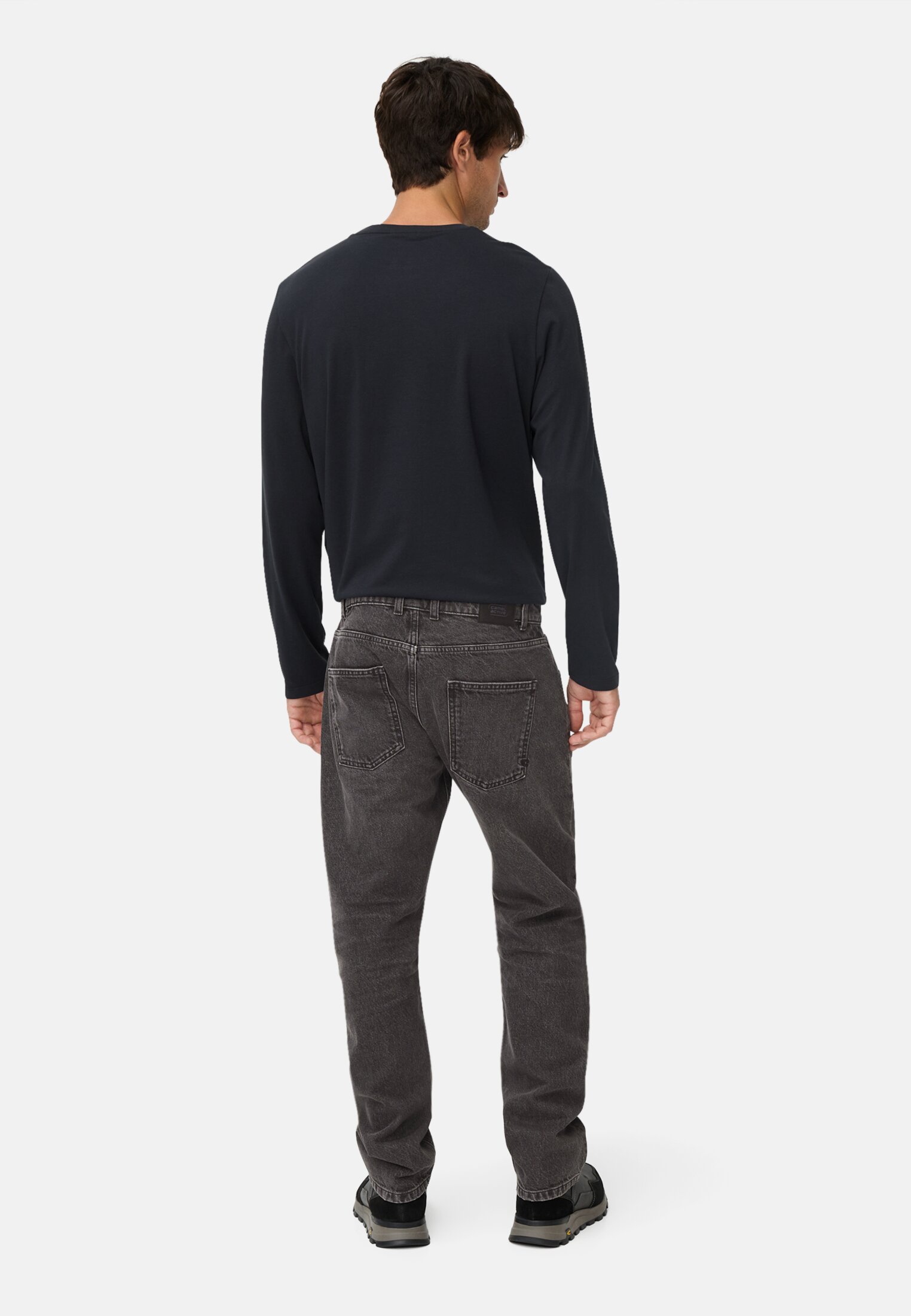 Herren 5-Pkt Loose Fit Jeans aus reiner Baumwolle Graphitgrau getragen hinten