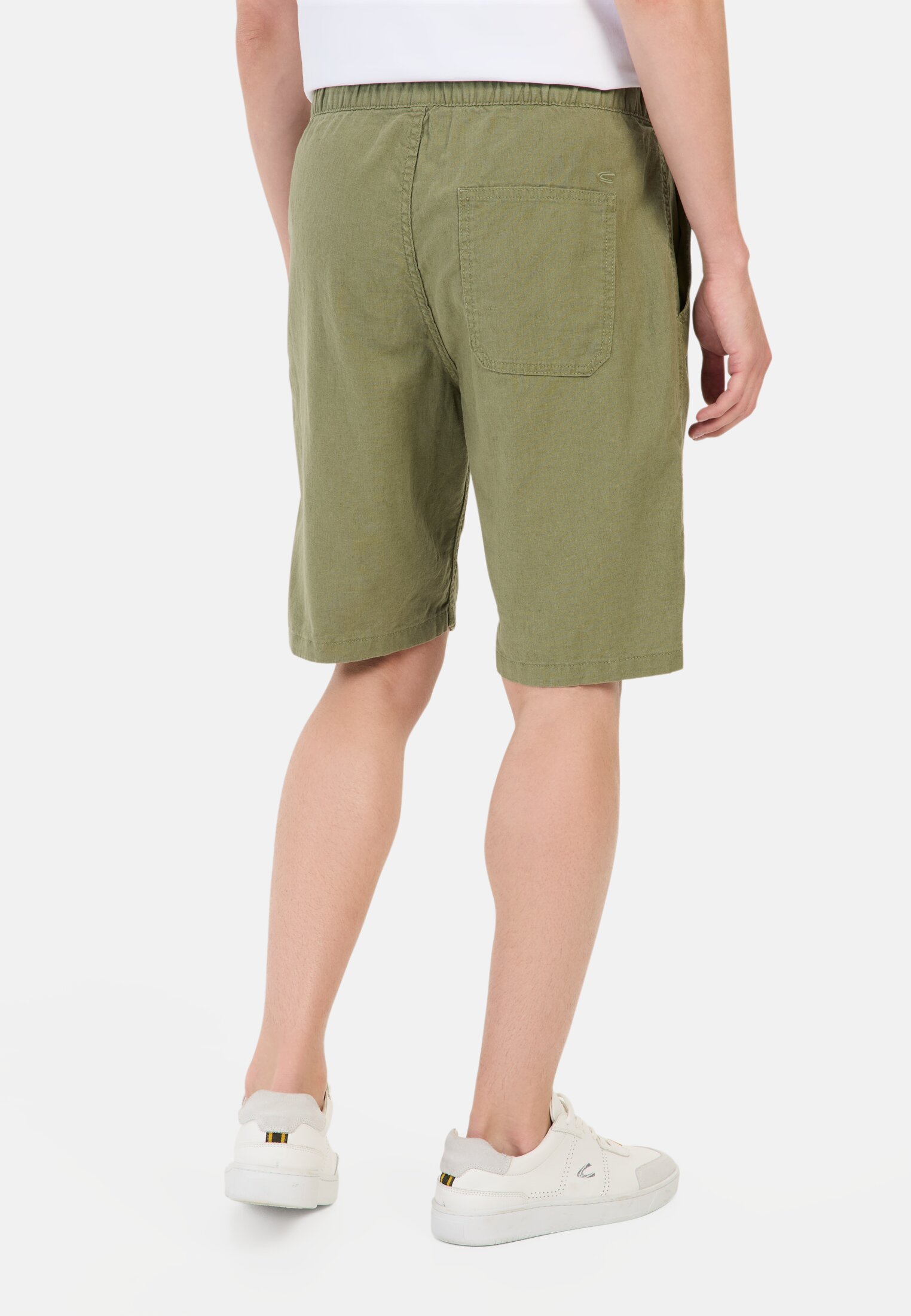 Men Chino shorts with elastic waistband Green worn back