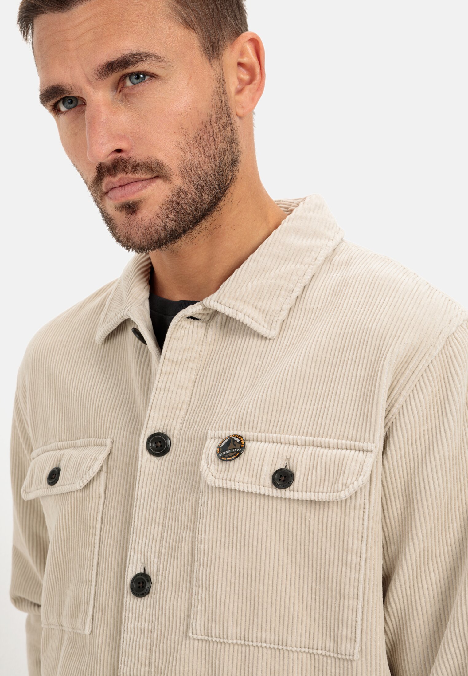 MI_409334-2S44-03_M5-00 Herren Cord Overshirt aus reiner Baumwolle Beige getragen detailliert nah