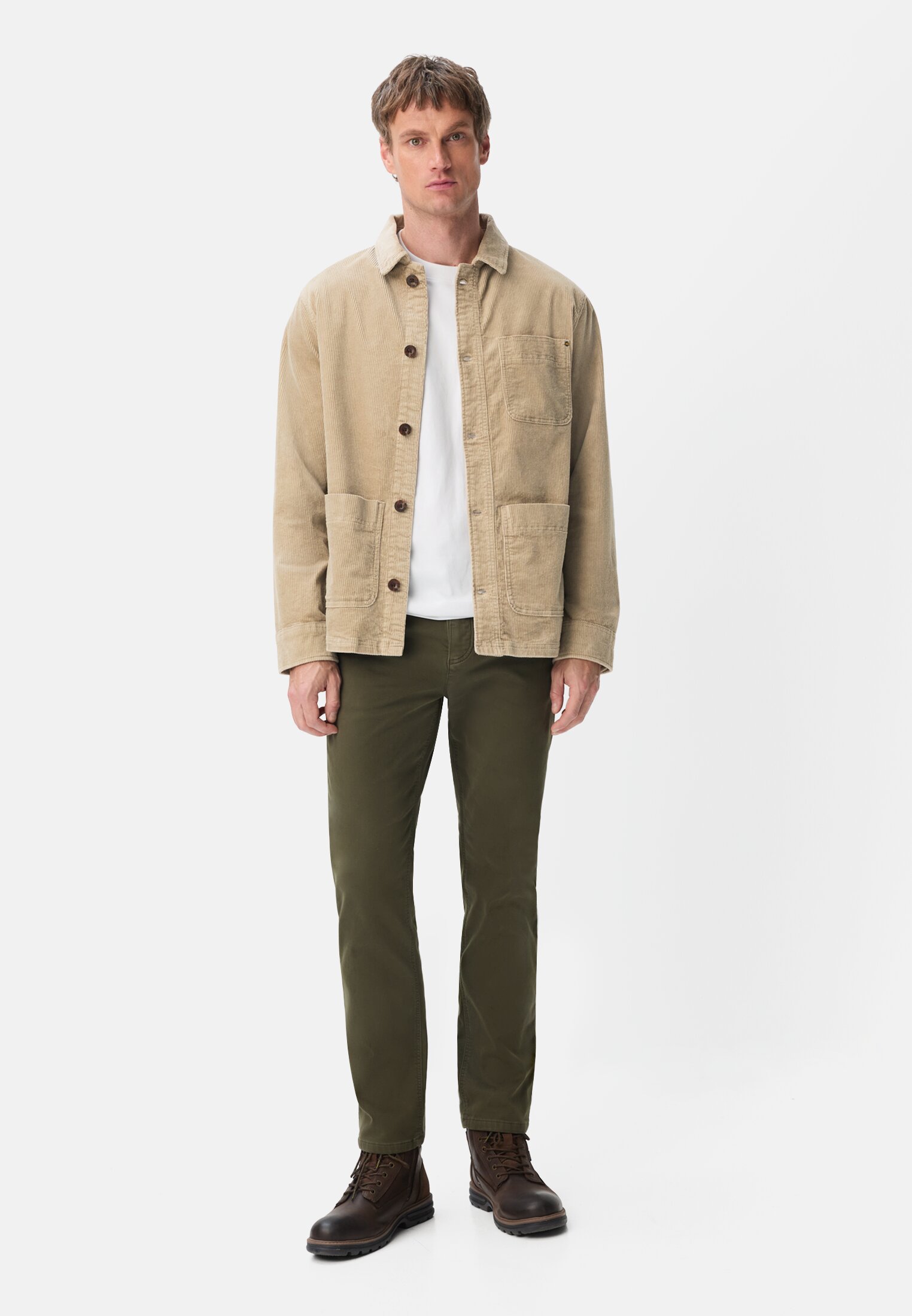 Herren Workwear Overshirt aus Cord Beige getragen vorne Ganzkörper
